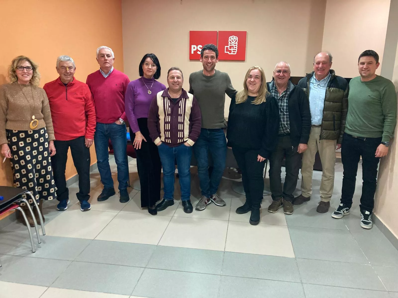 La nueva ejecutiva del PSOE de Binéfar con Silvia Salazar y Antonio Biescas, miembros de la junta gestora.