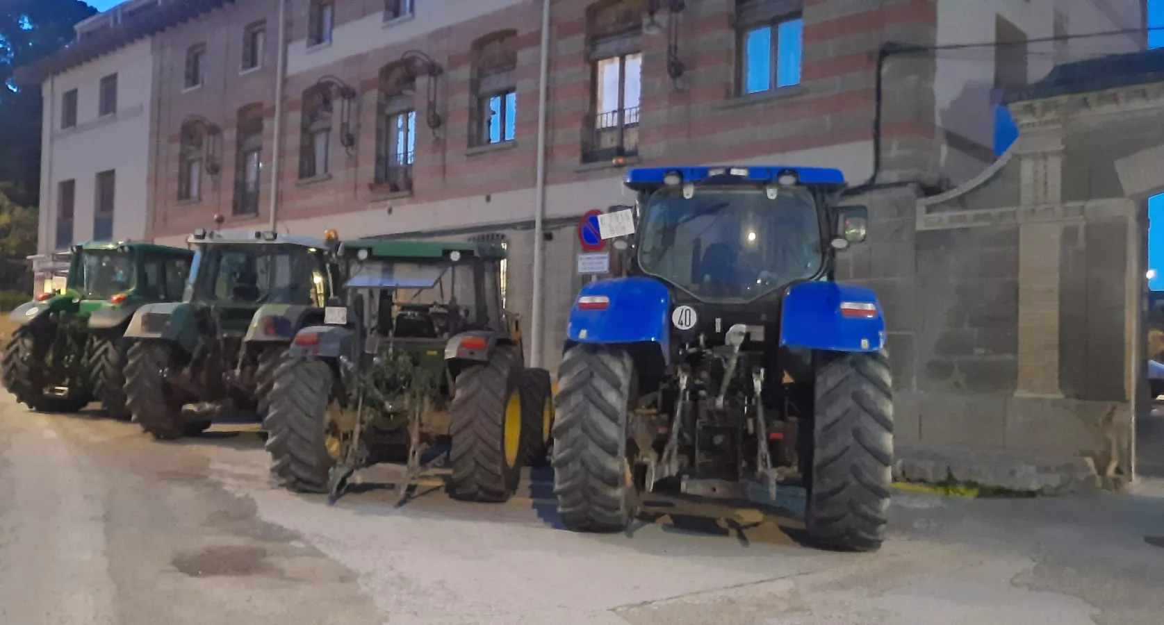 Tractorada del movimiento 6F en Ayerbe