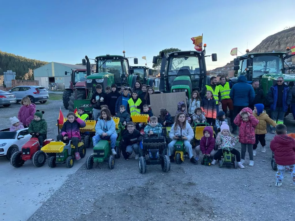 Padres agricultores e hijos se manifiestan en Ballobar