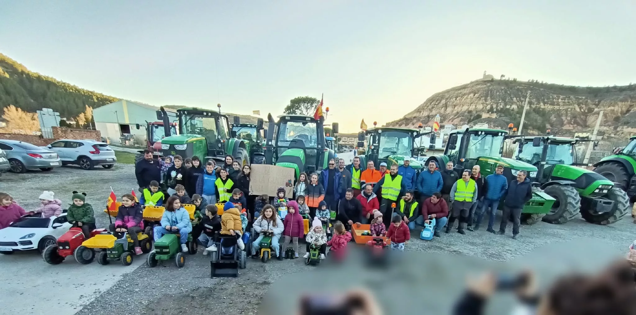 Padres agricultores e hijos se manifiestan en Ballobar