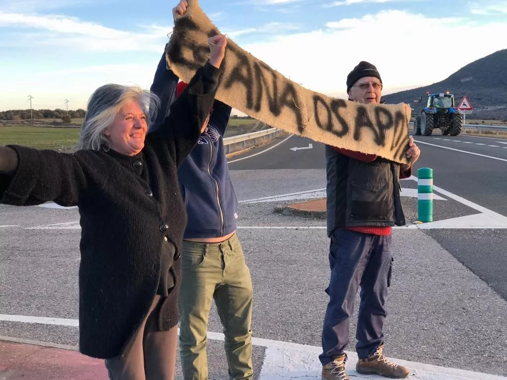 Vecinos de Estaña en la carretera Nacional junto a Benabarre