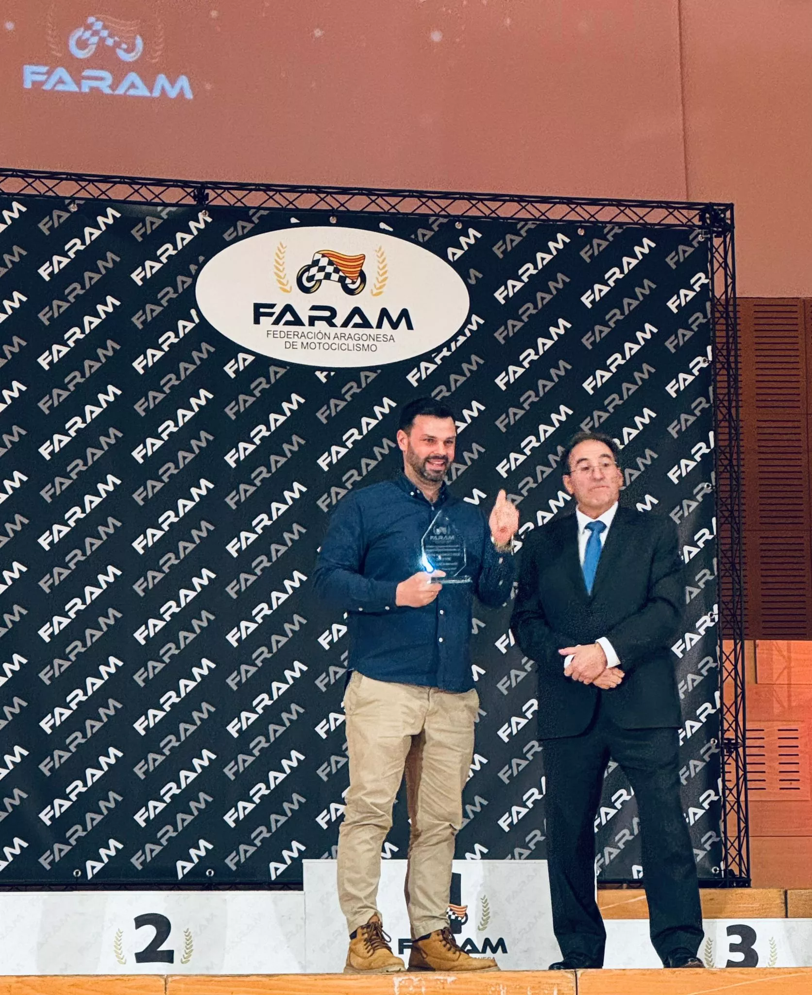 Borja Loriente, presidente de la PMO, recibe la distinción por el 50 aniversario.