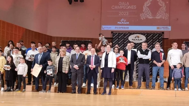 Foto de familia de los premiados. Foto de familia de los premiados.