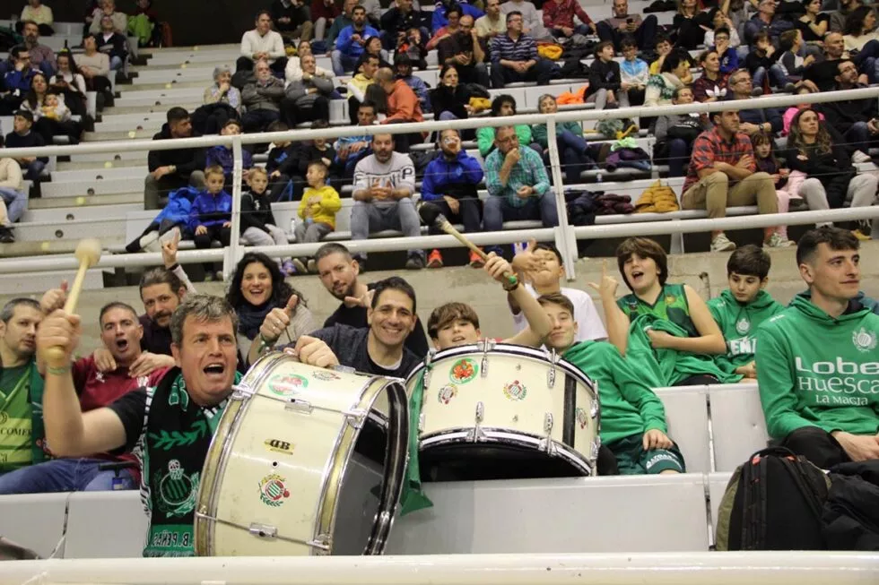 Afición de Lobe Huesca La Magia. Afición de Lobe Huesca La Magia. Las inscripciones de la Marcha Verde del Peñas siguen abiertas hasta el jueves.