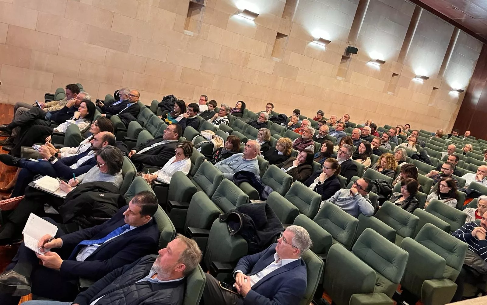 Numerosos alcaldes han acudido a una reunión sobre la instalación de cámaras de videovigilancia. Foto Mercedes Manterola