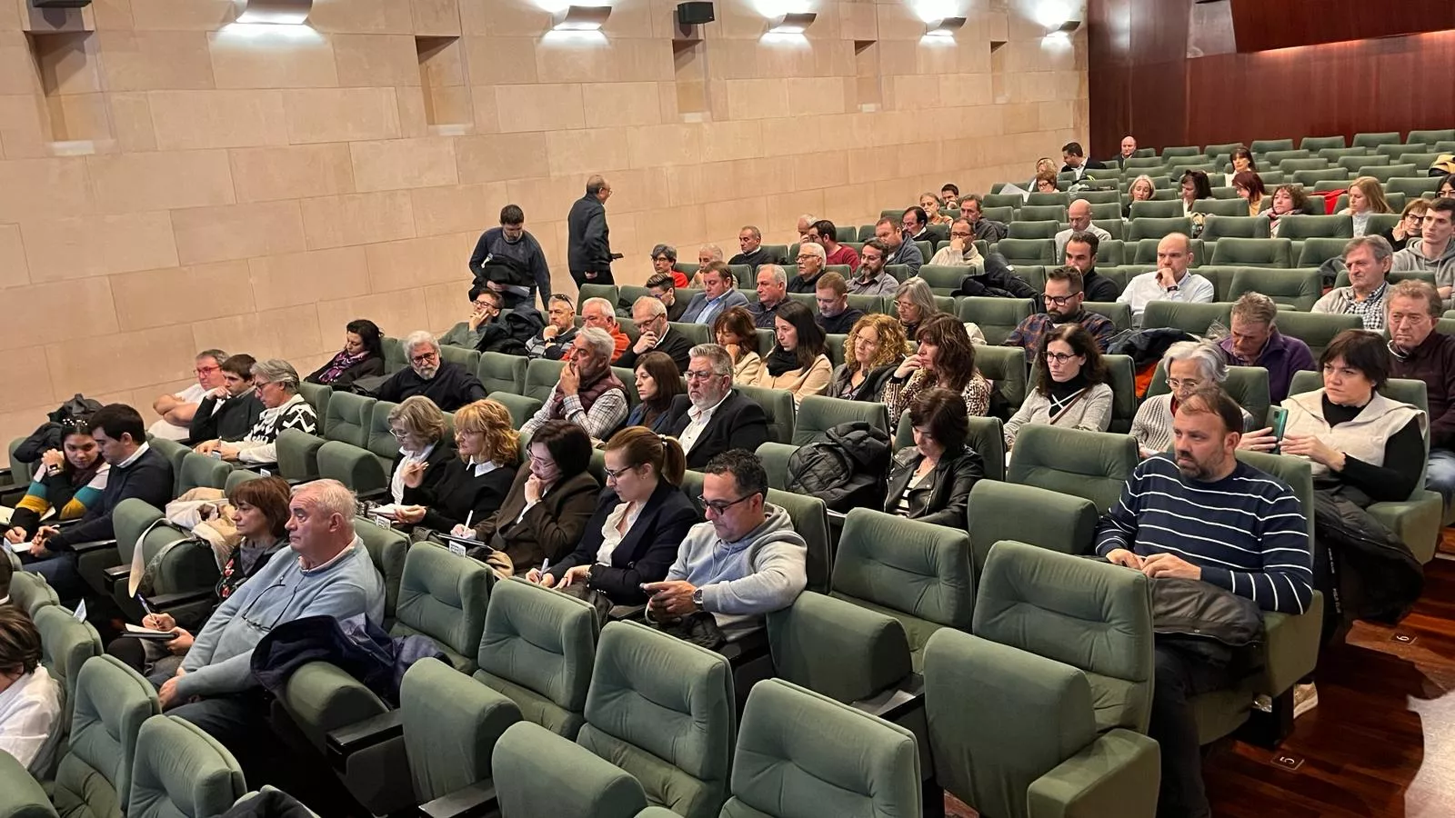 Alcaldes en la reunión mantenida en la DPH sobre la instalación de videovigilancia. Foto Mercedes Manterola