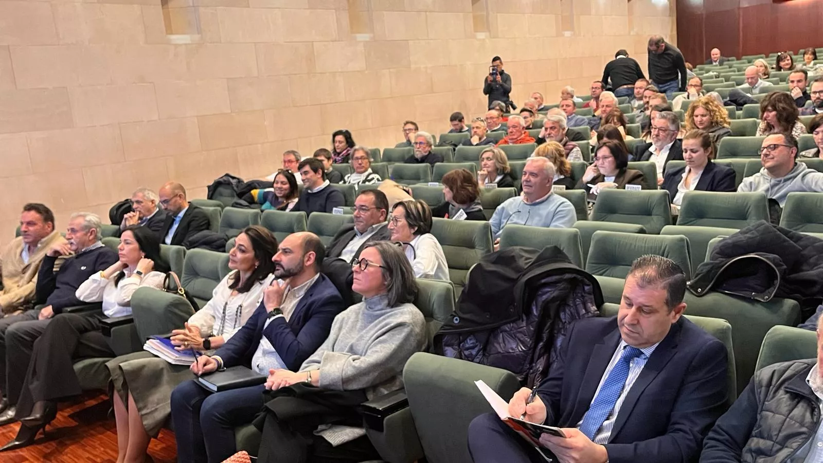 Alcaldes en la reunión mantenida en la DPH sobre la instalación de videovigilancia. Foto Mercedes Manterola