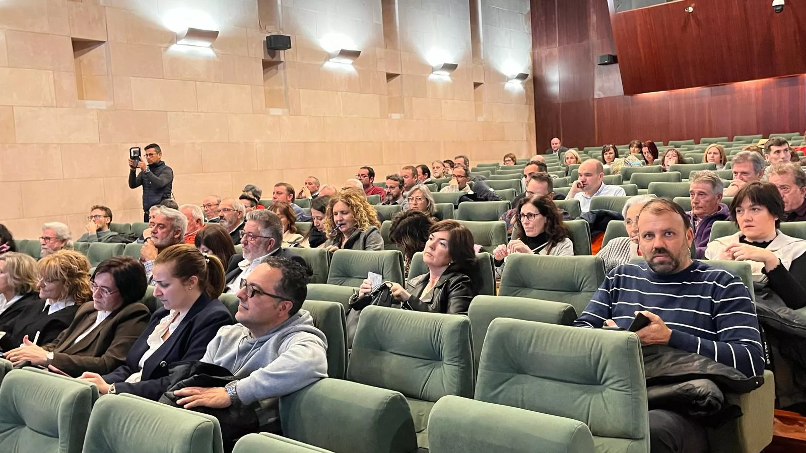 Alcaldes en la reunión mantenida en la DPH sobre la instalación de videovigilancia. Foto Mercedes Manterola