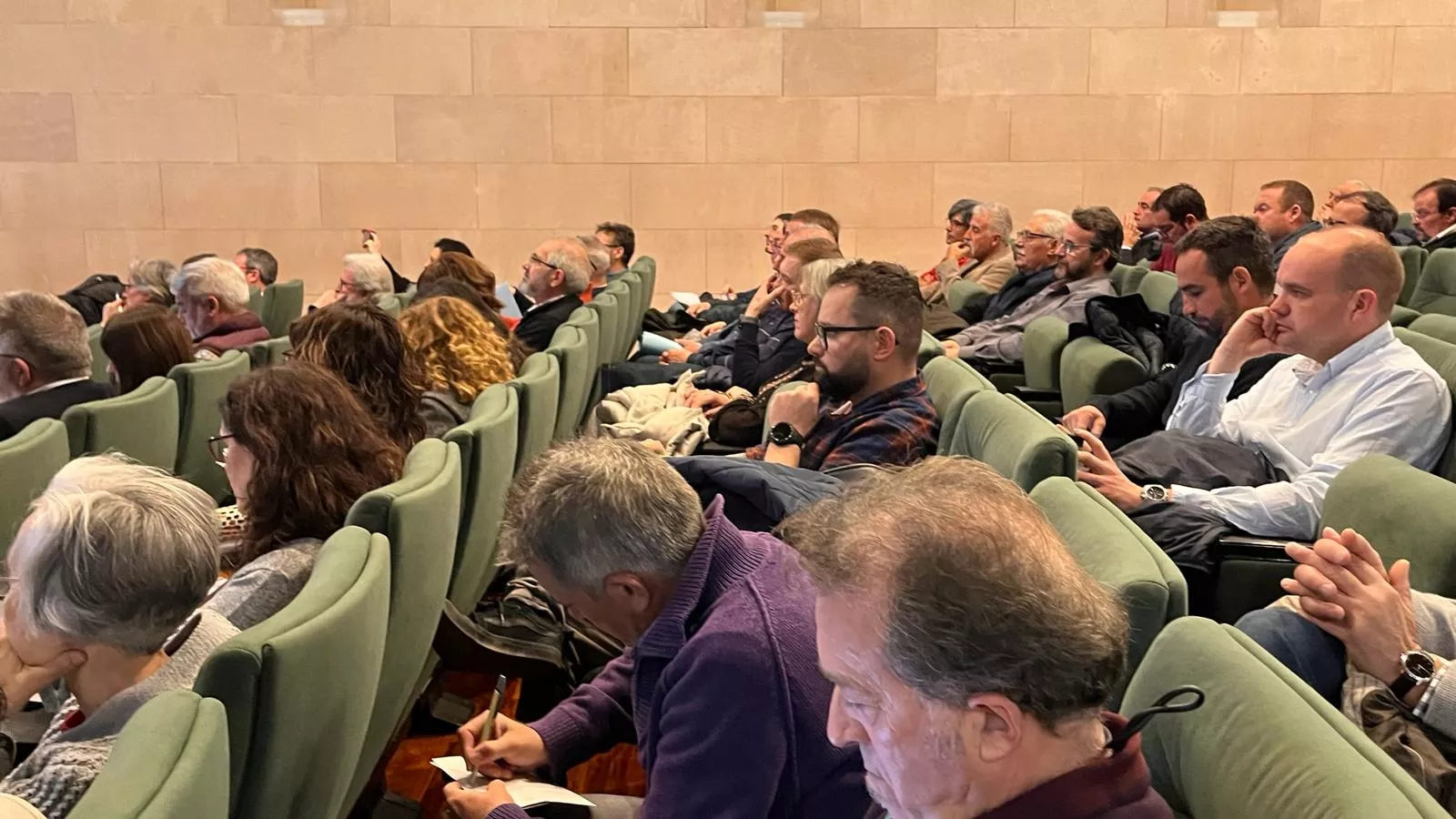 Alcaldes en la reunión mantenida en la DPH sobre la instalación de videovigilancia. Foto Mercedes Manterola