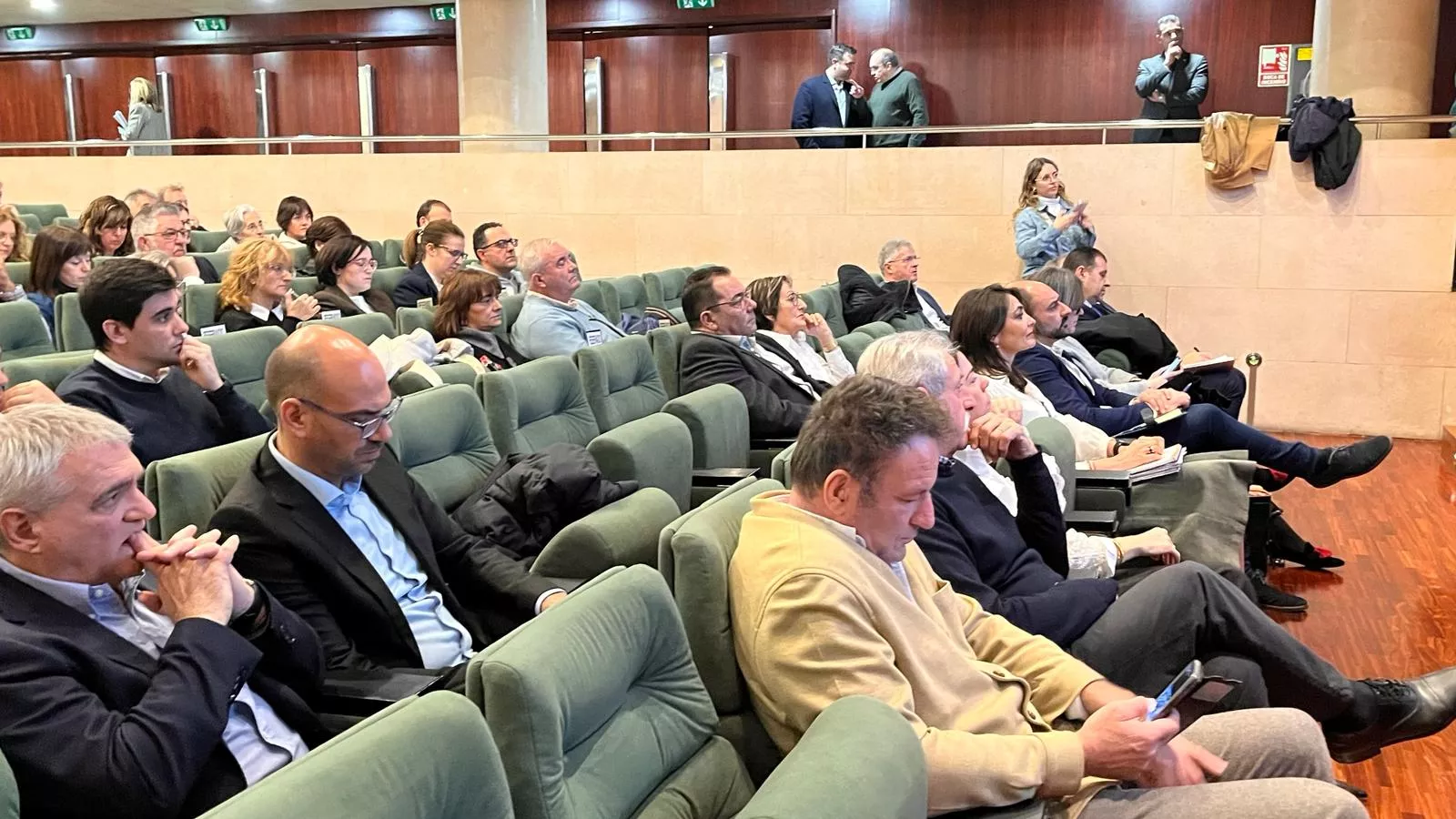 Alcaldes en la reunión mantenida en la DPH sobre la instalación de videovigilancia. Foto Mercedes Manterola