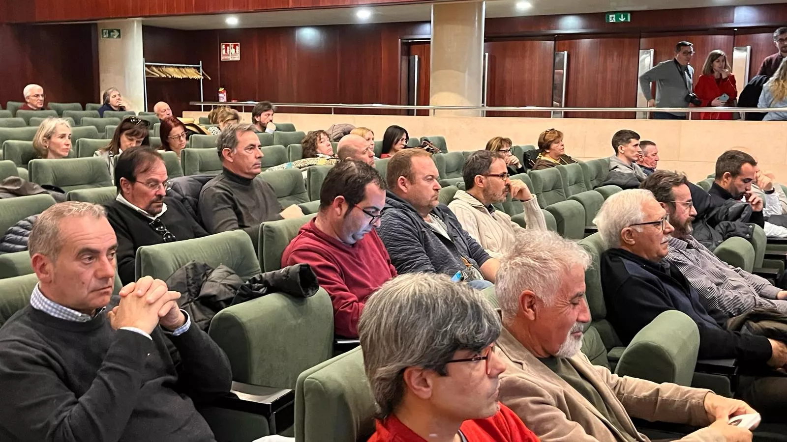 Alcaldes en la reunión mantenida en la DPH sobre la instalación de videovigilancia. Foto Mercedes Manterola