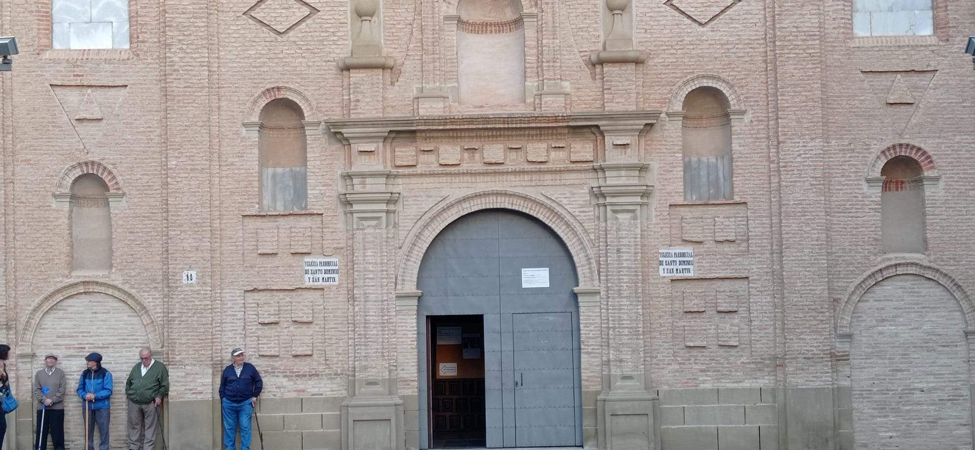 Iglesia de Santo Domingo y San Martín. A la izquierda, el símbolo. Iglesia de Santo Domingo y San Martín. A la izquierda, el símbolo.