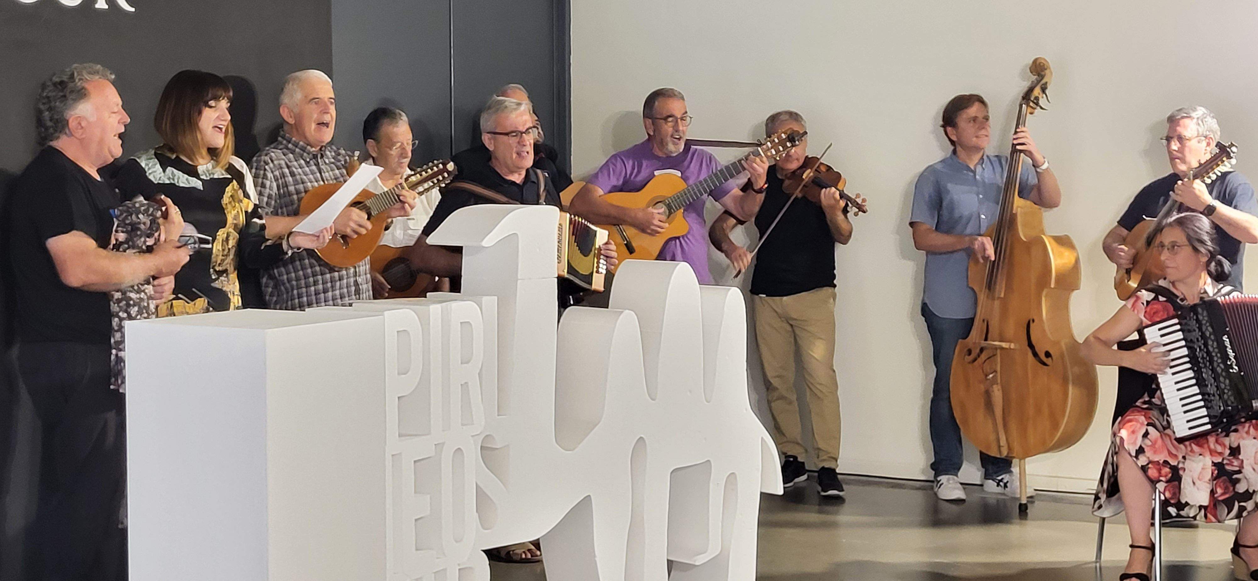 Rozalén, cantando con La Ronda de Boltaña. Foto: Myriam Martínez Rozalén, cantando con La Ronda de Boltaña. Foto: Myriam Martínez