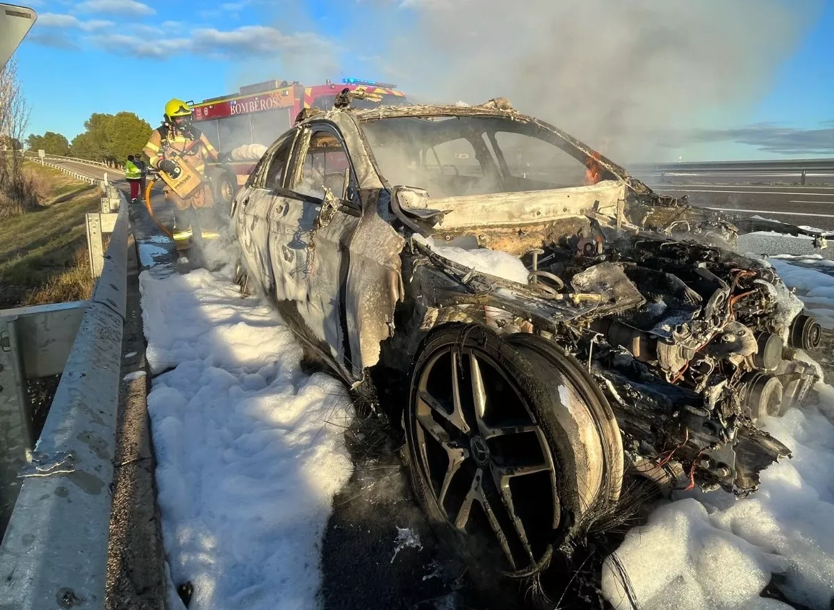  Los bomberos han sofocado el incendio de un vehículo en la A-23 en Almudévar.