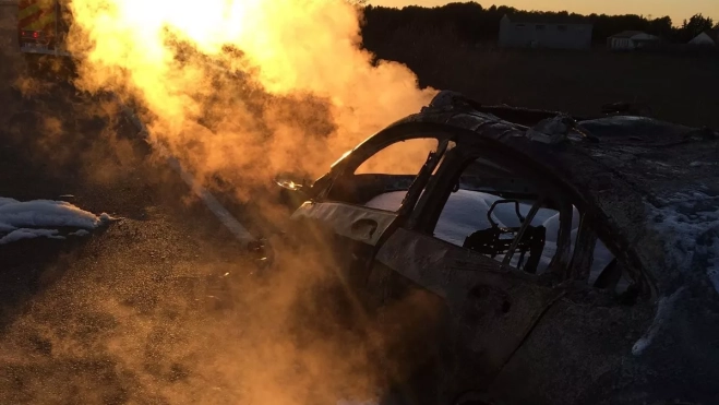 Imagen del vehículo todavía en llamas.