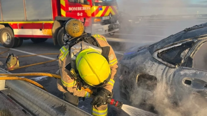 Un bombero interviene para sofocar el fuego Un bombero interviene para sofocar el fuego