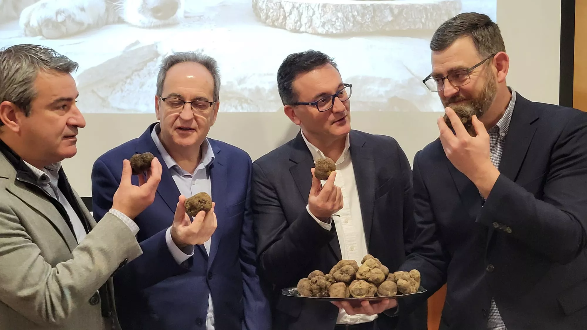 José Antonio Lagüens, José Cebollero, Roque Vicente y David Royo huelen una trufa negra de Graus.
