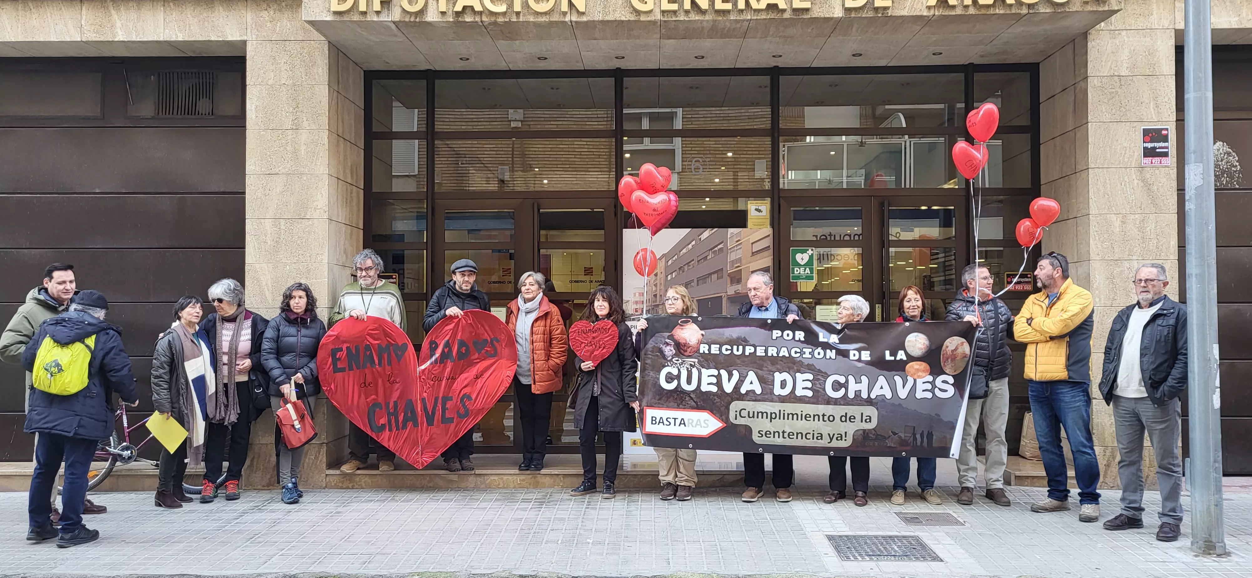 Movilización ante la sede de la DGA por la protección de la Cueva de Chaves.