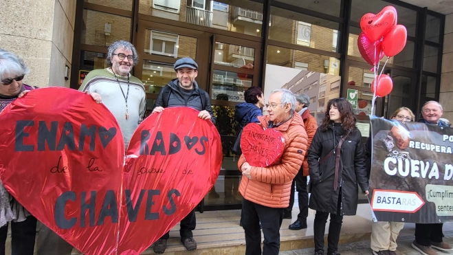Corazones muestran el amor al patrimonio, y en concreto a la Cueva de Chaves. Corazones muestran el amor al patrimonio, y en concreto a la Cueva de Chaves.
