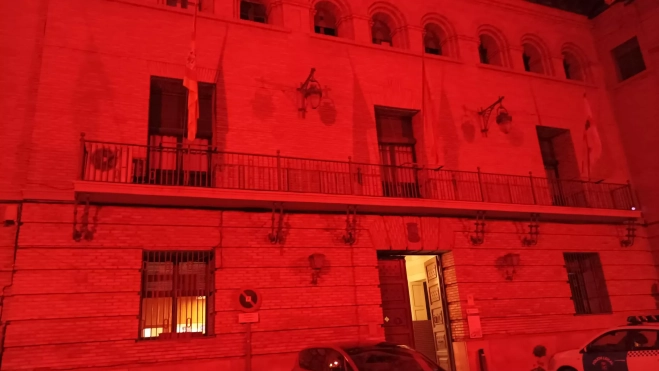 El Ayuntamiento de Barbastro se ha iluminado de rojo, el color que identifica esta enfermedad. El Ayuntamiento de Barbastro se ha iluminado de rojo, el color que identifica esta enfermedad.