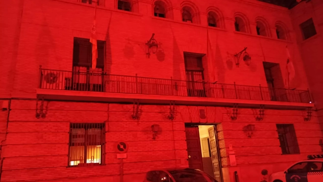 El Ayuntamiento de Barbastro se ha iluminado de rojo, el color que identifica esta enfermedad.