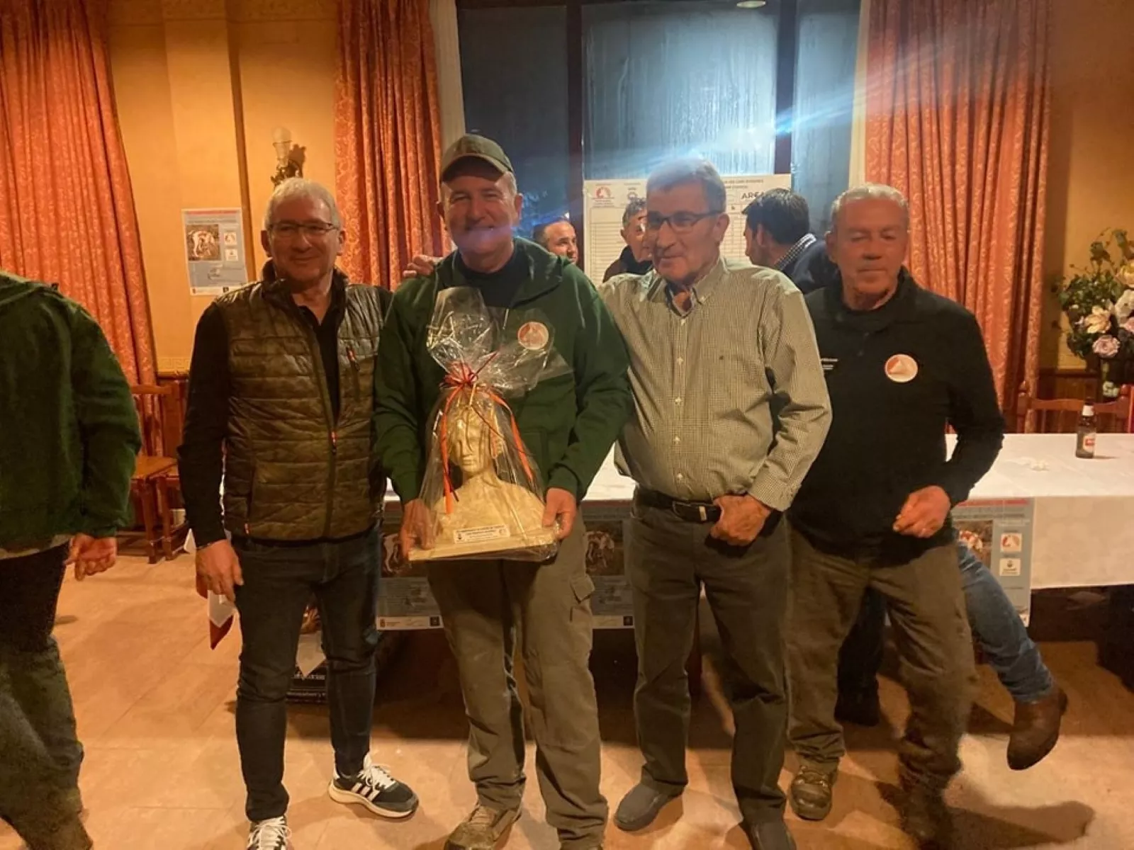 Barrieras, Castejón y Royo con el trofeo.