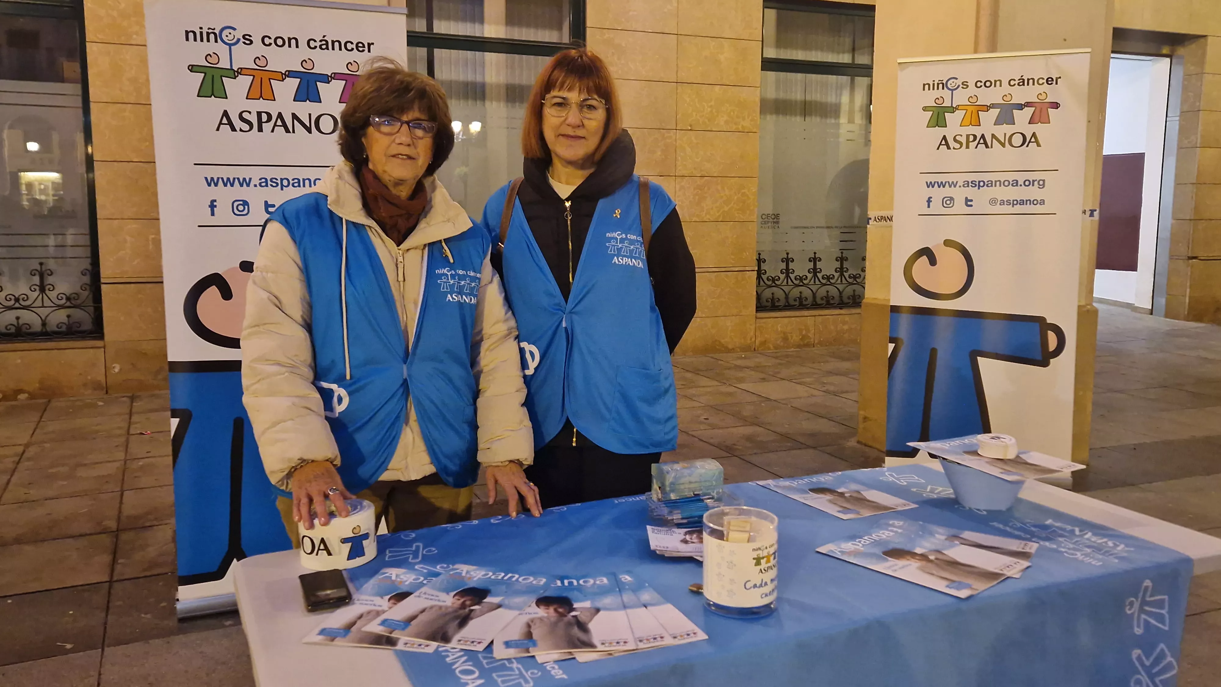 Voluntarias de Aspanoa. Flashmob jotero de Aspanoa en Huesca por los niños y niñas con cáncer. Foto Myriam Martínez