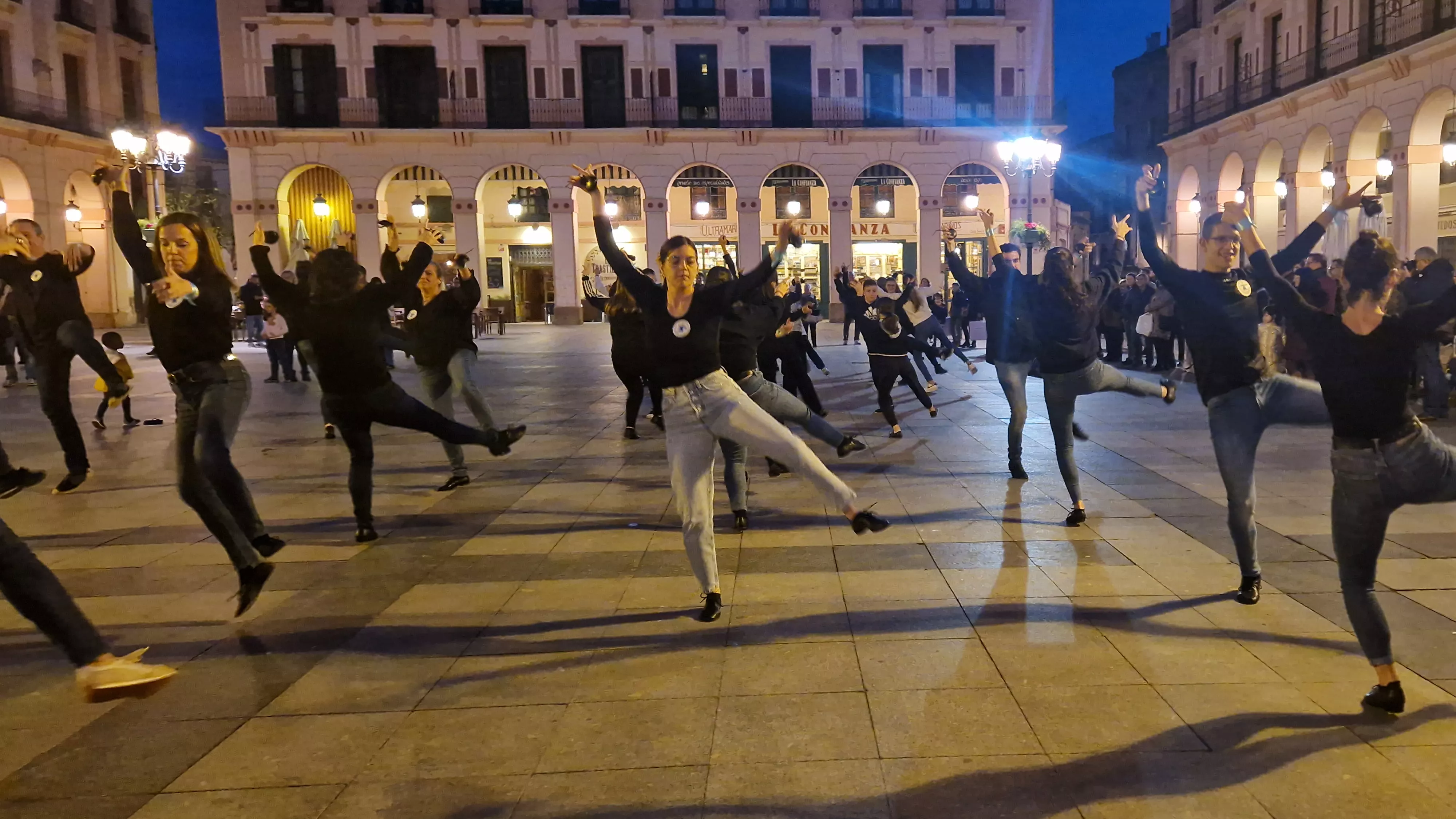 Flashmob jotero de Aspanoa en Huesca por los niños y niñas con cáncer. Foto Myriam Martínez