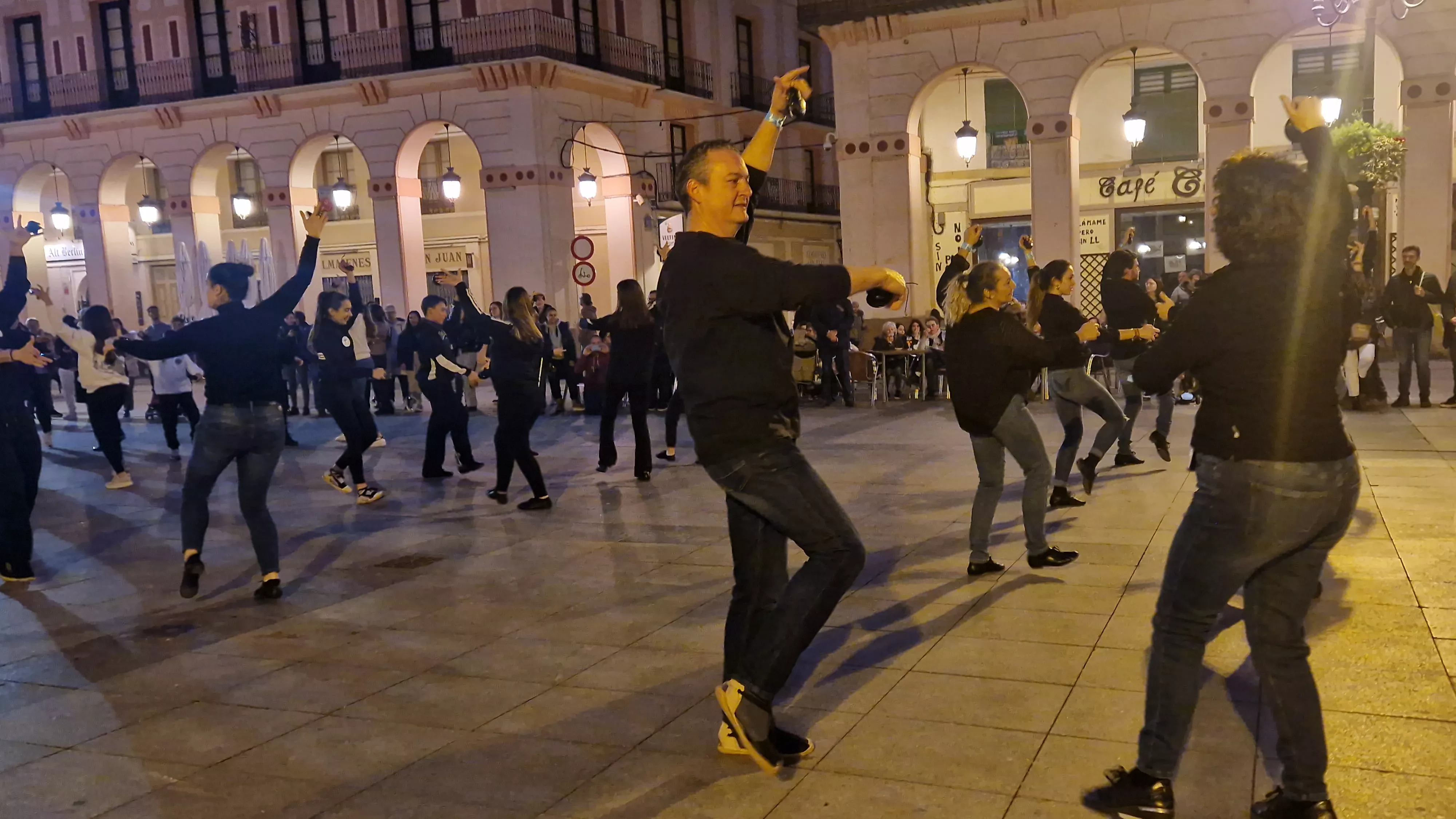 Flashmob jotero de Aspanoa en Huesca por los niños y niñas con cáncer. Foto Myriam Martínez