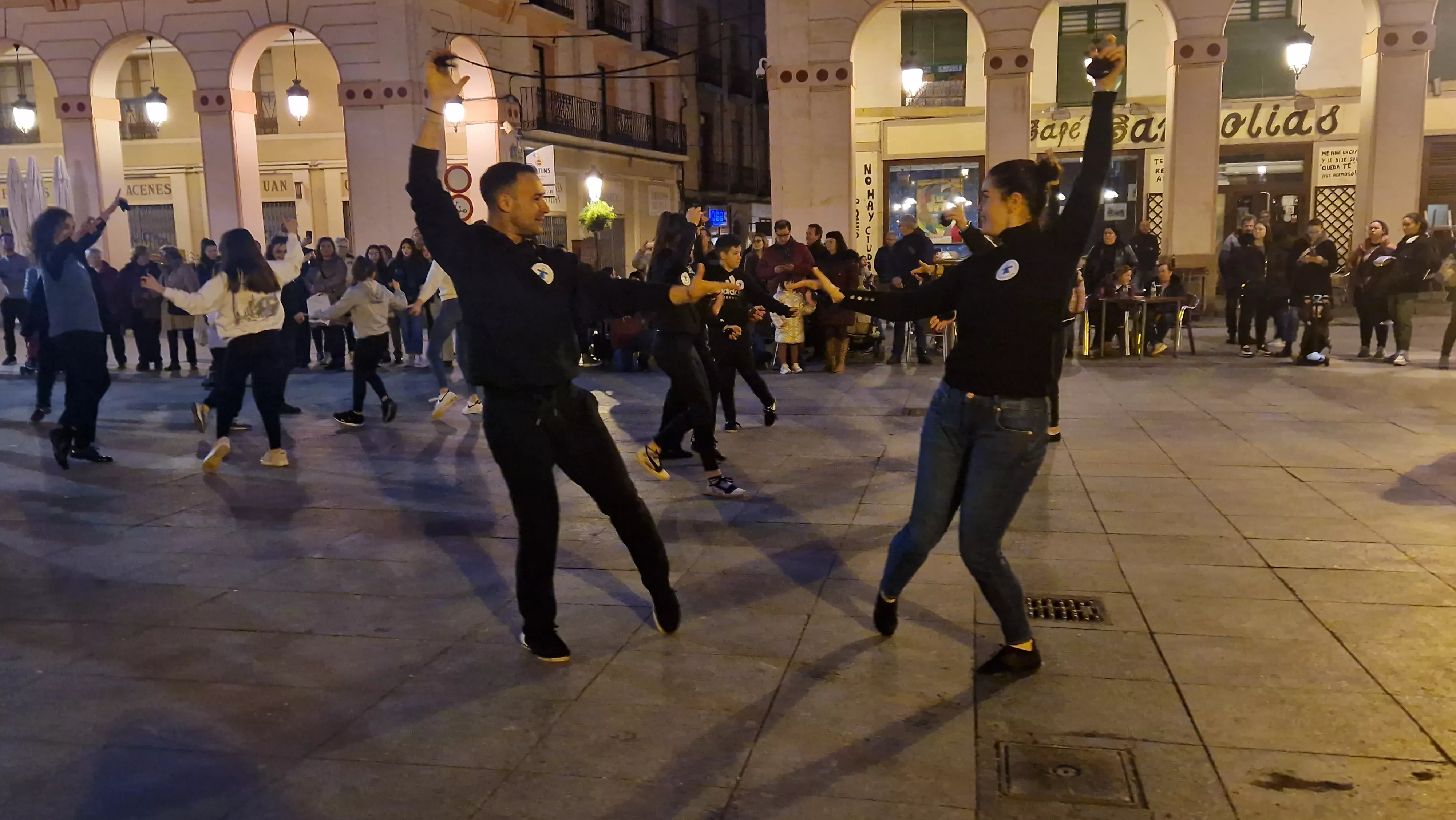 Flashmob jotero de Aspanoa en Huesca por los niños y niñas con cáncer. Foto Myriam Martínez