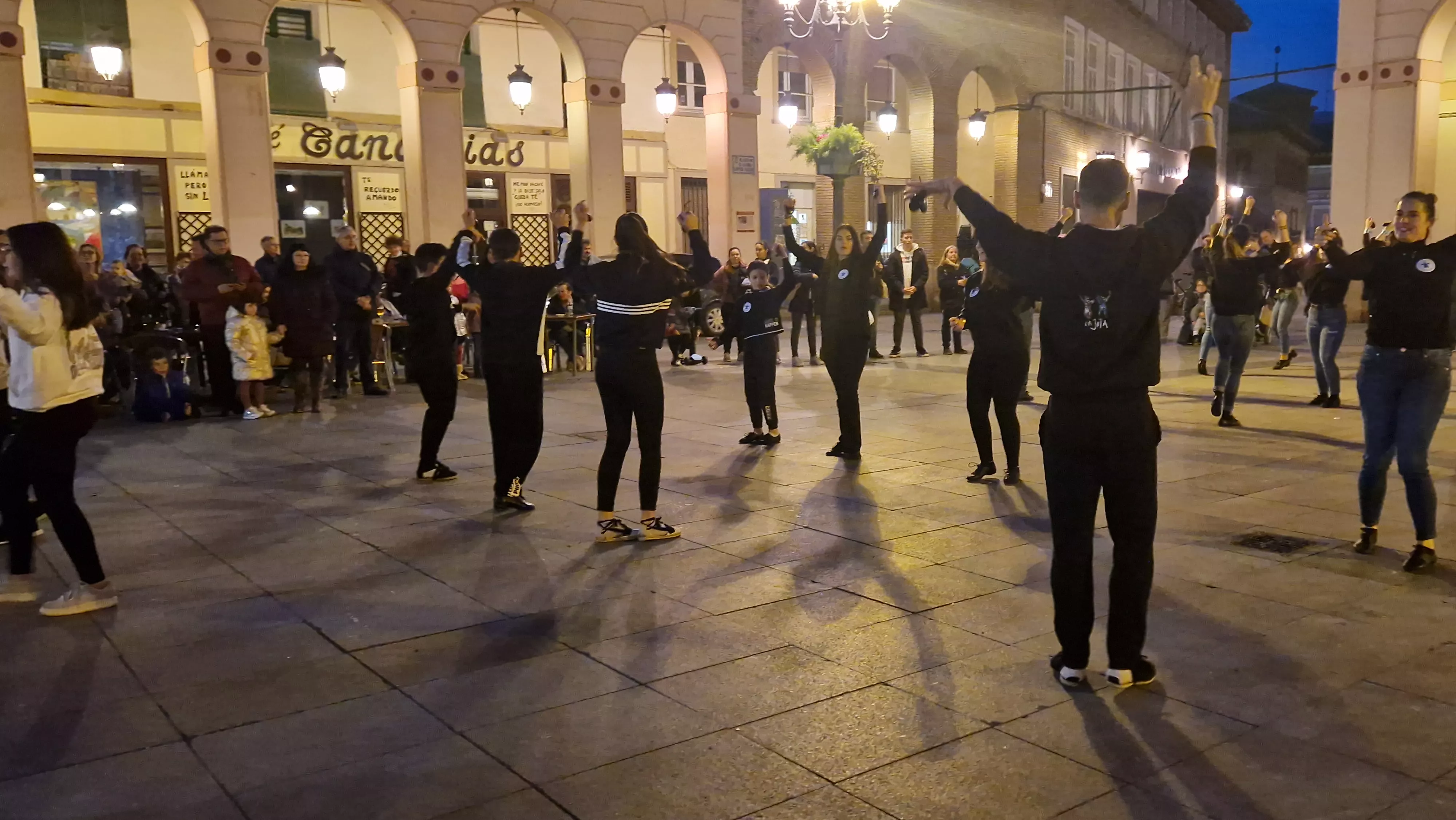 Flashmob jotero de Aspanoa en Huesca por los niños y niñas con cáncer. Foto Myriam Martínez