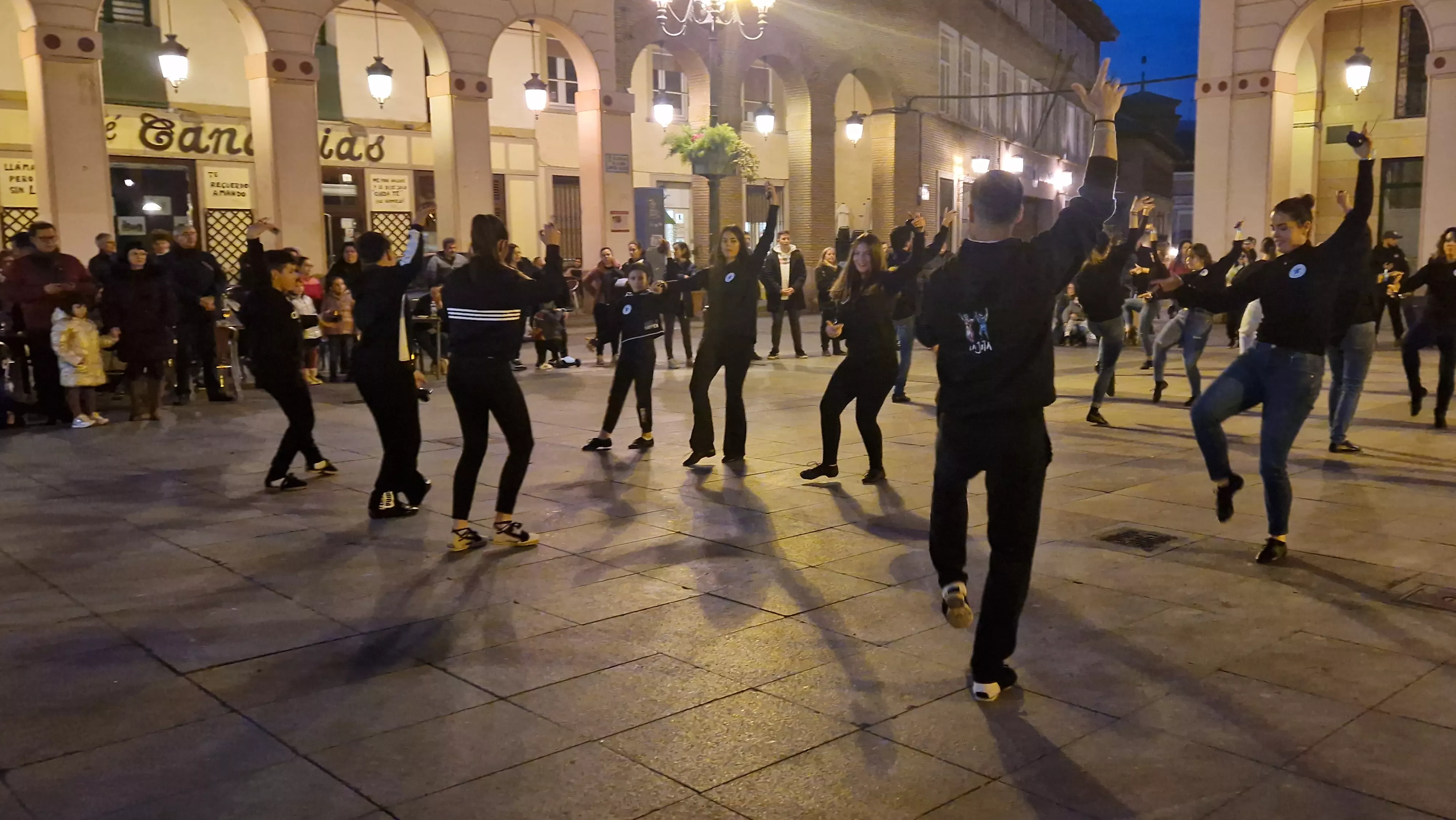 Flashmob jotero de Aspanoa en Huesca por los niños y niñas con cáncer. Foto Myriam Martínez