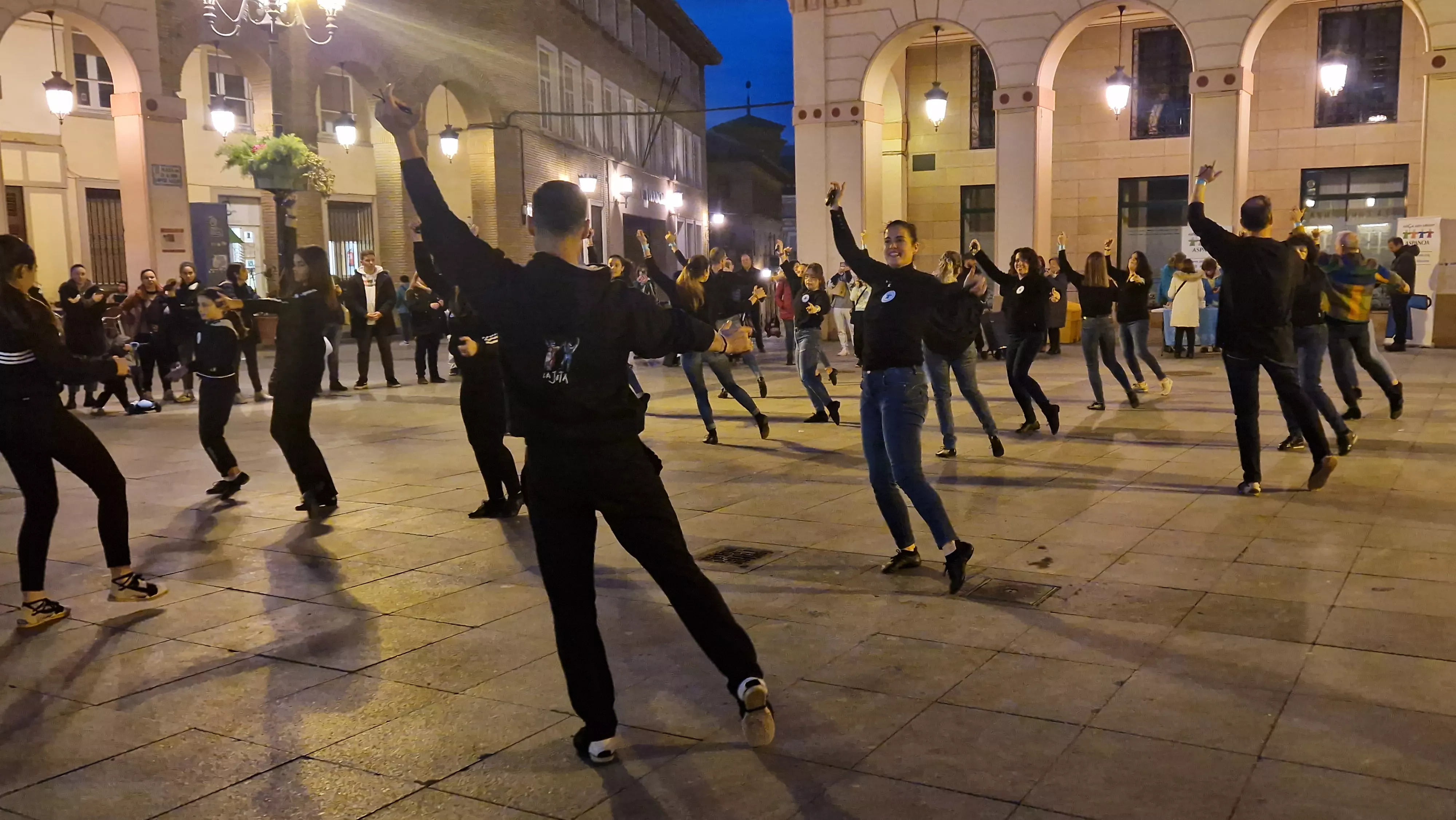 Flashmob jotero de Aspanoa en Huesca por los niños y niñas con cáncer. Foto Myriam Martínez