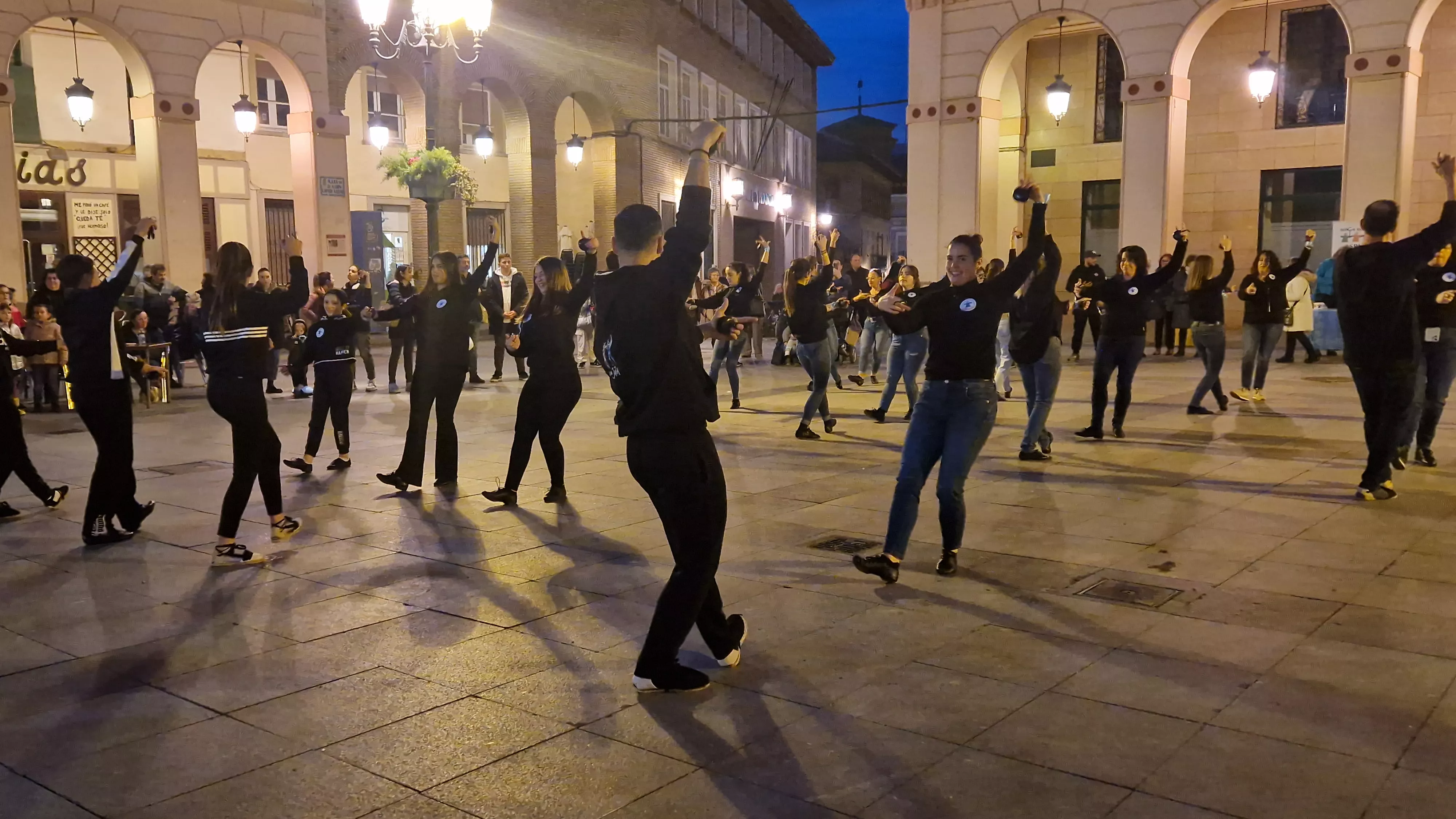 Flashmob jotero de Aspanoa en Huesca por los niños y niñas con cáncer. Foto Myriam Martínez