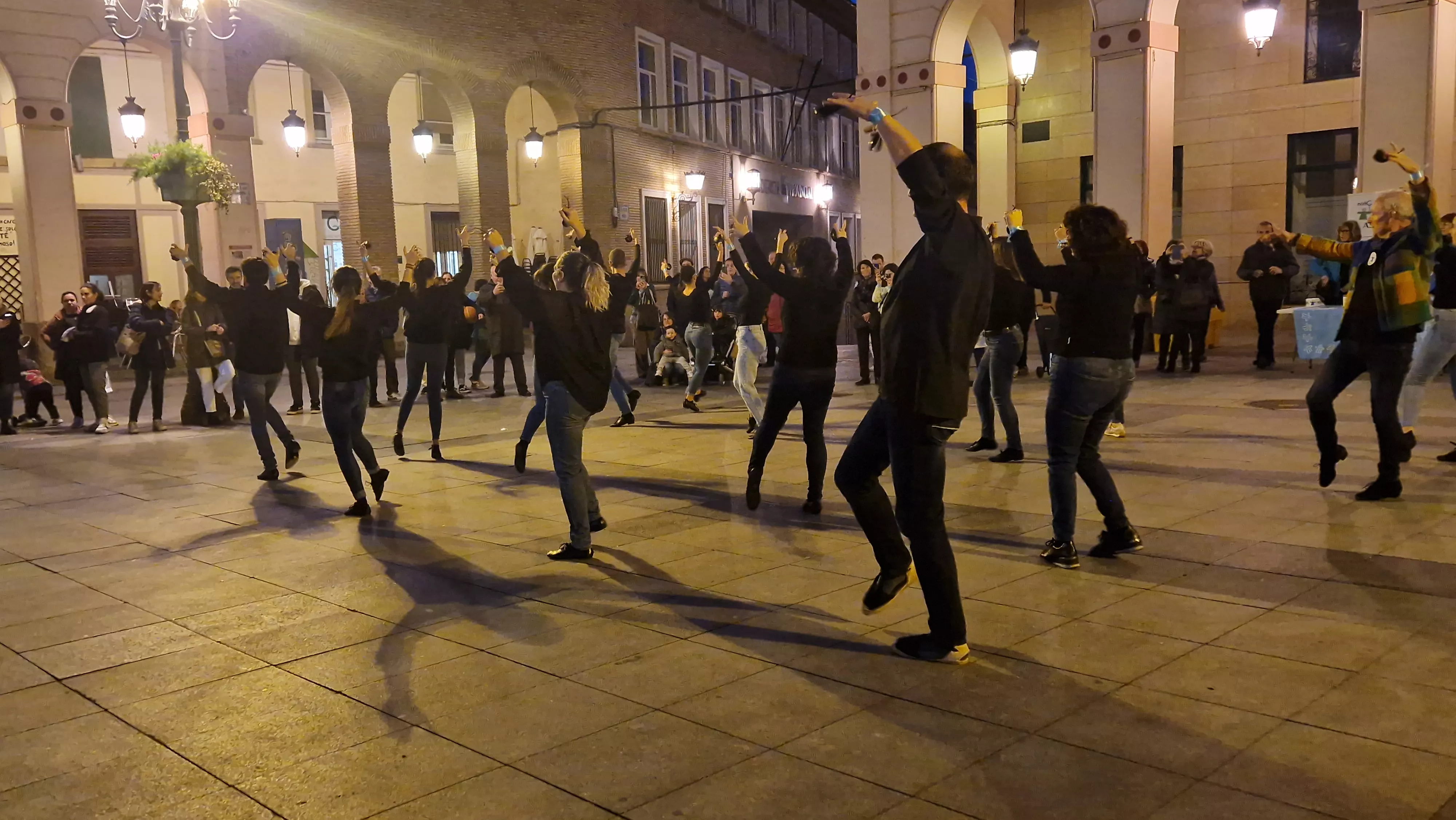 Flashmob jotero de Aspanoa en Huesca por los niños y niñas con cáncer. Foto Myriam Martínez