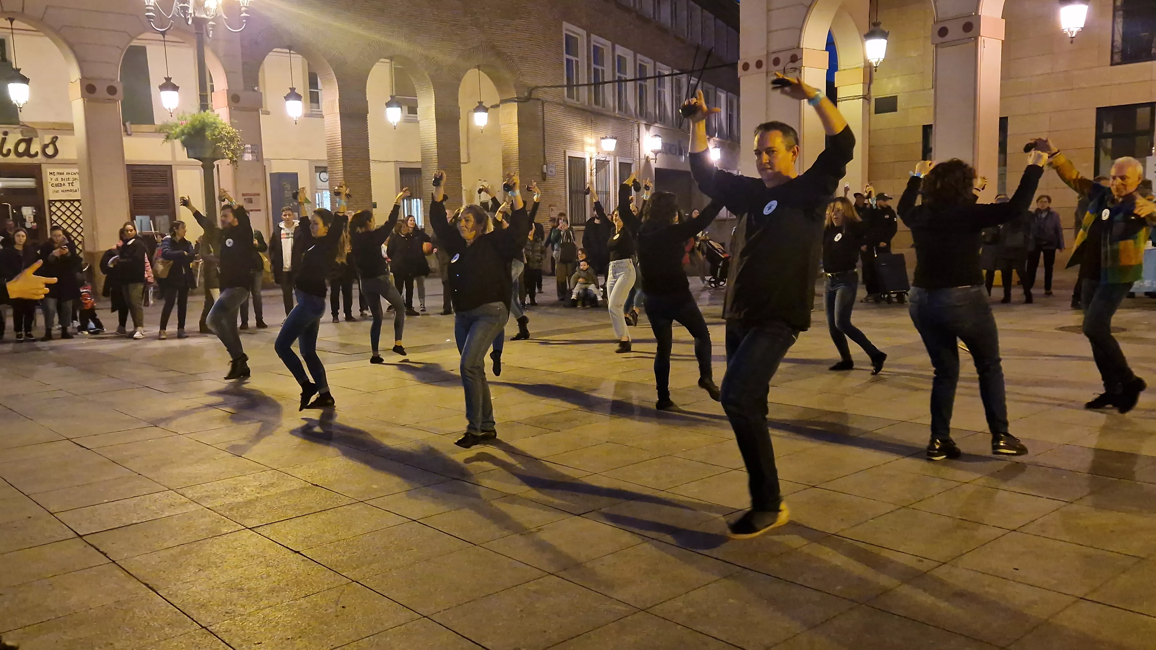 Flashmob jotero de Aspanoa en Huesca por los niños y niñas con cáncer. Foto Myriam Martínez