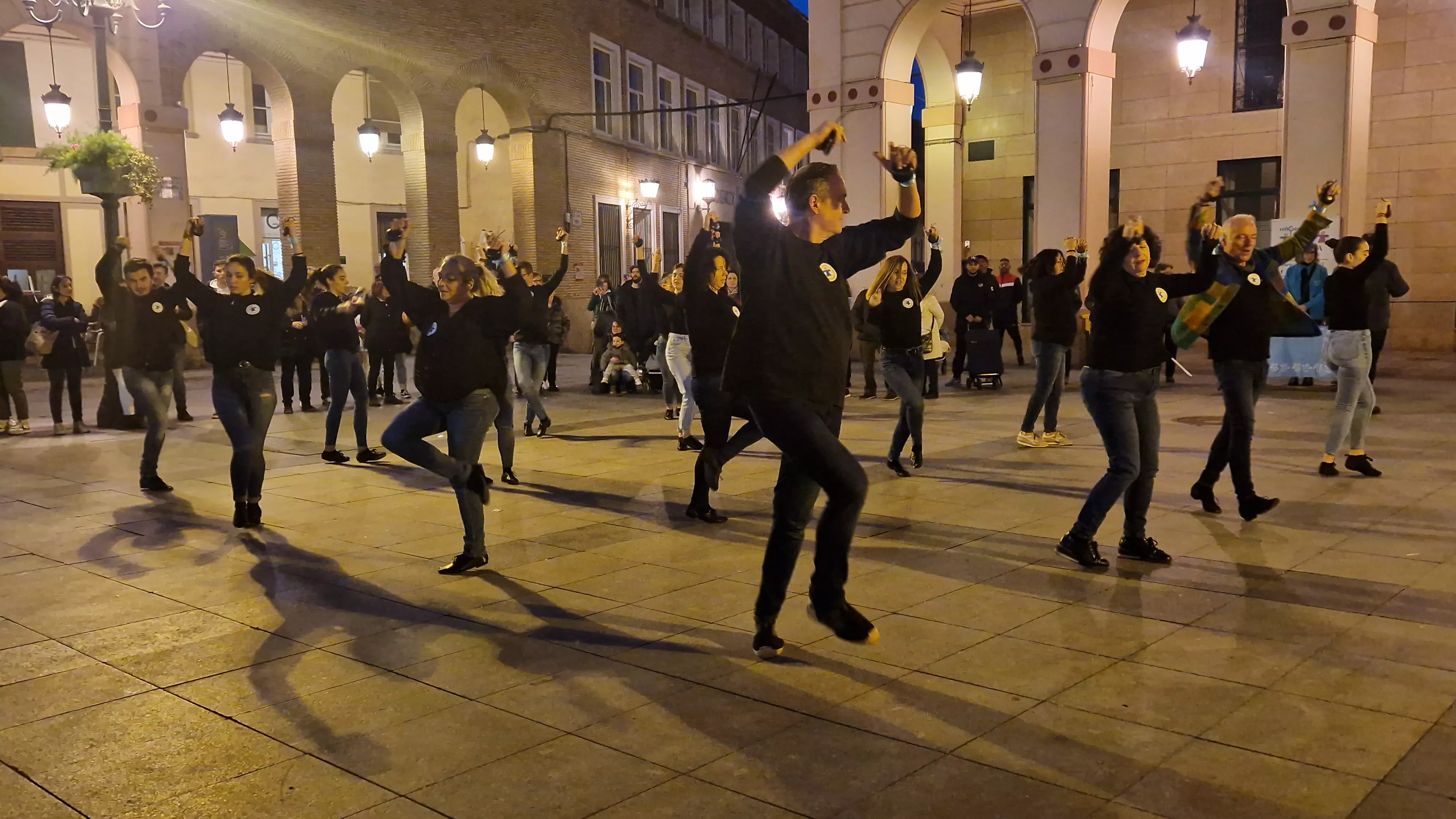 Flashmob jotero de Aspanoa en Huesca por los niños y niñas con cáncer. Foto Myriam Martínez