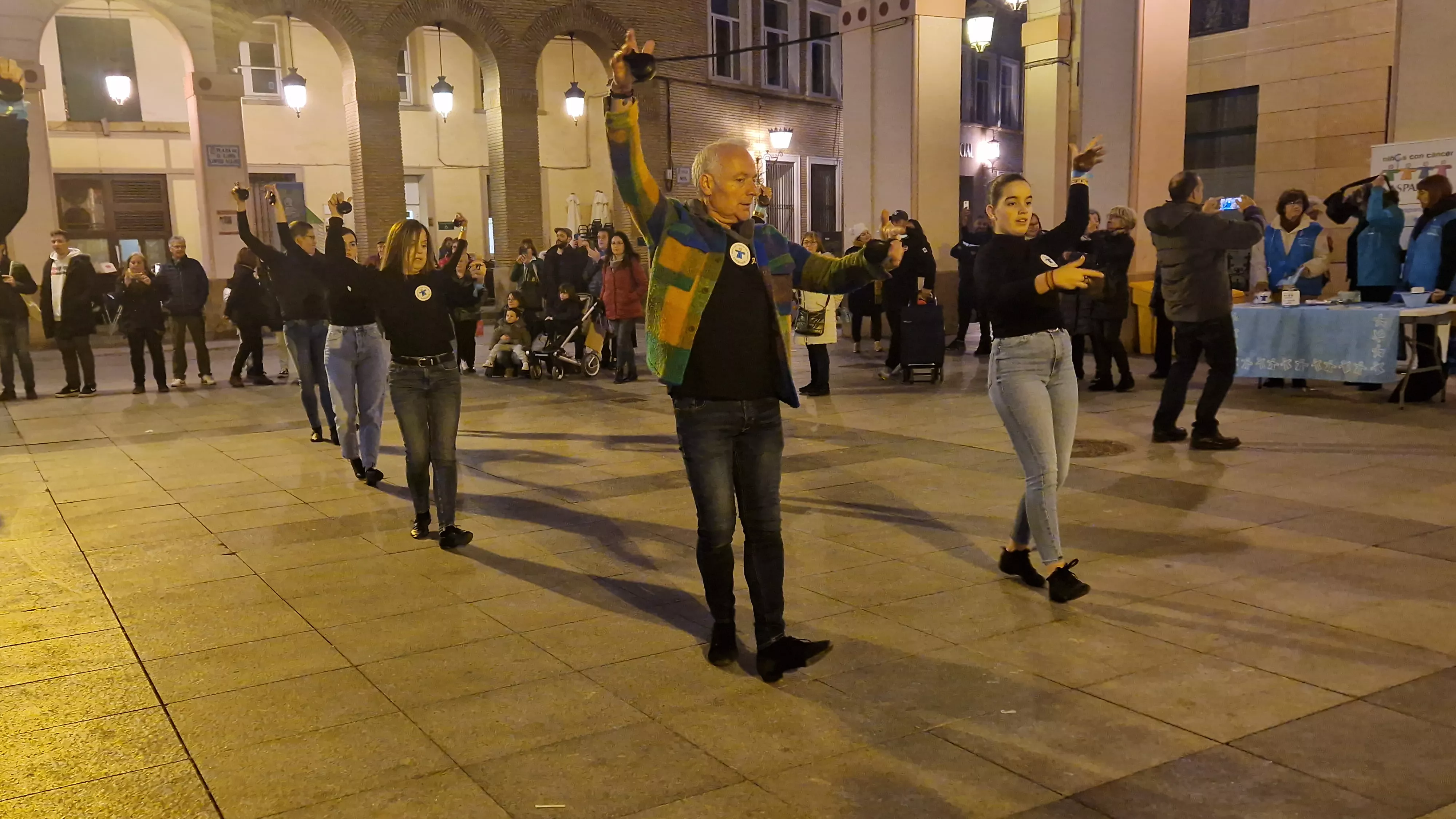 Flashmob jotero de Aspanoa en Huesca por los niños y niñas con cáncer. Foto Myriam Martínez