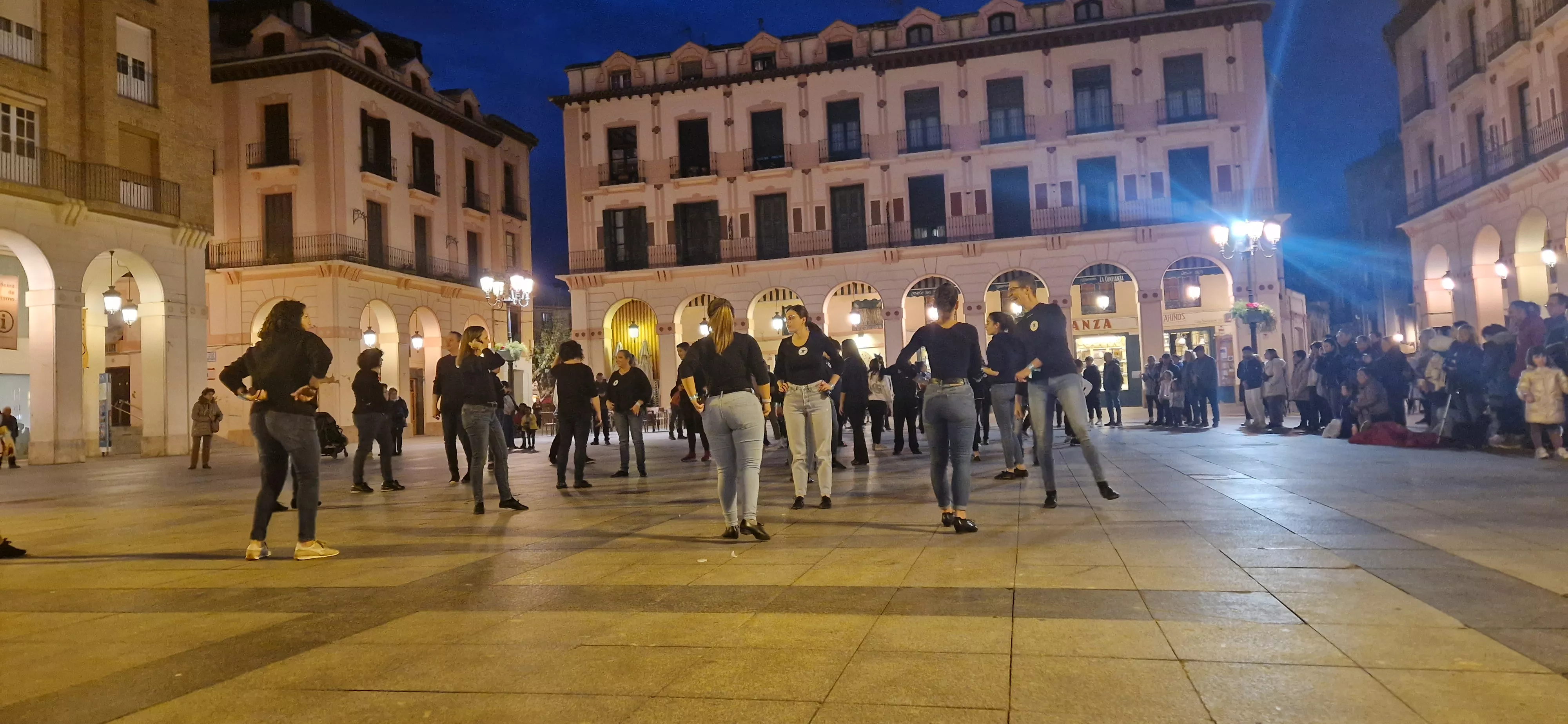 Flashmob jotero de Aspanoa en Huesca por los niños y niñas con cáncer. Foto Myriam Martínez