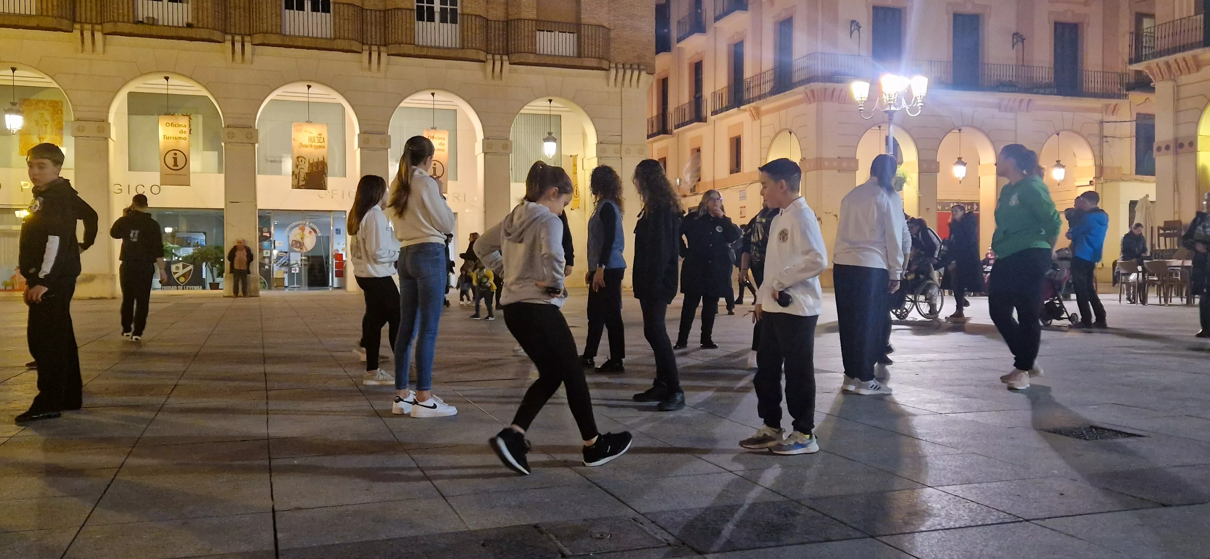 Flashmob jotero de Aspanoa en Huesca por los niños y niñas con cáncer. Foto Myriam Martínez