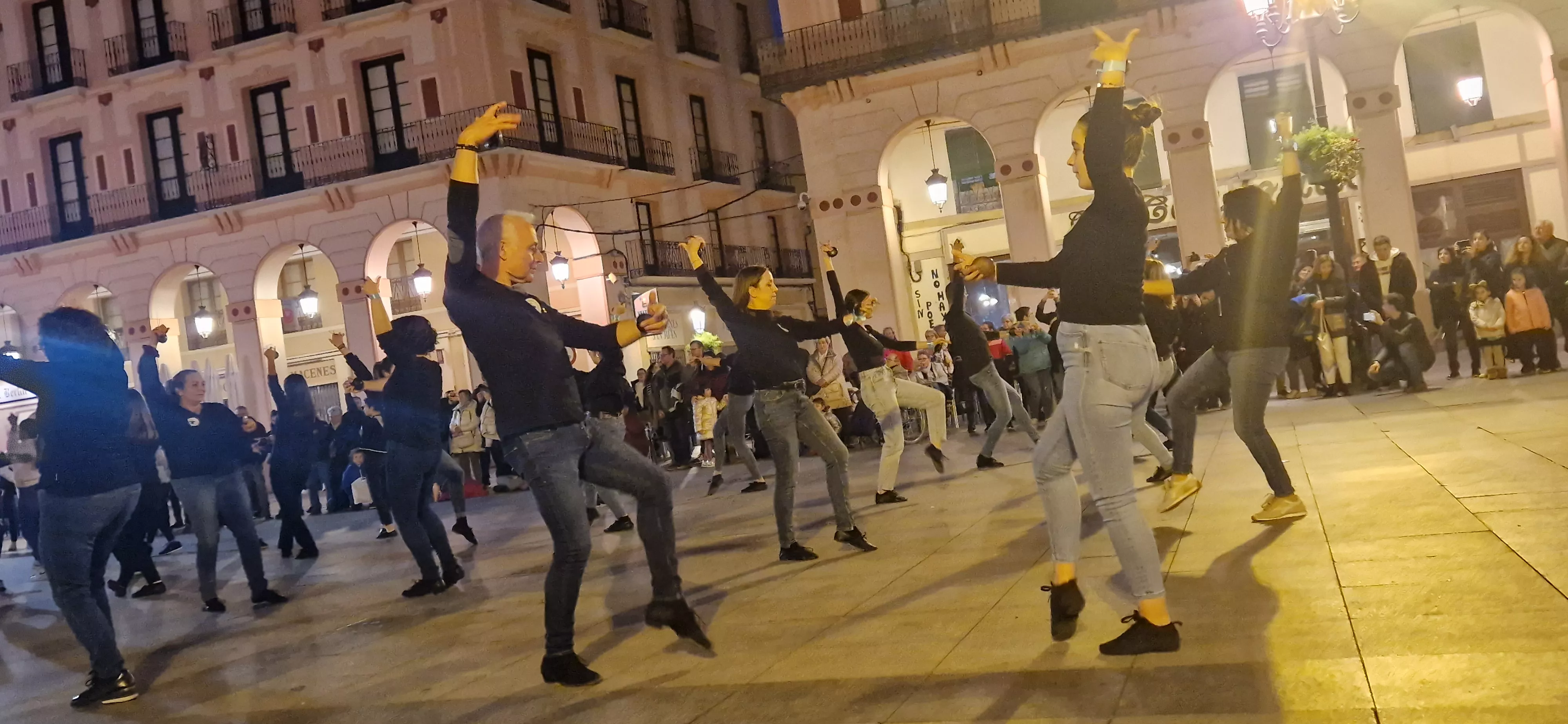 Flashmob jotero de Aspanoa en Huesca por los niños y niñas con cáncer. Foto Myriam Martínez