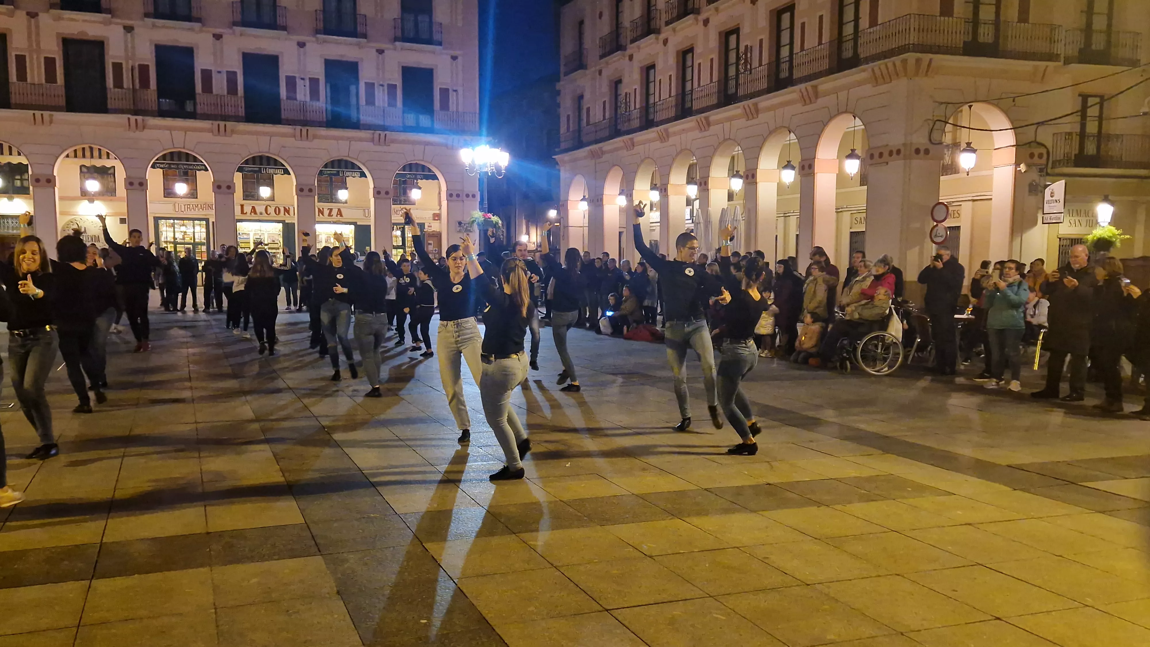 Flashmob jotero de Aspanoa en Huesca por los niños y niñas con cáncer. Foto Myriam Martínez
