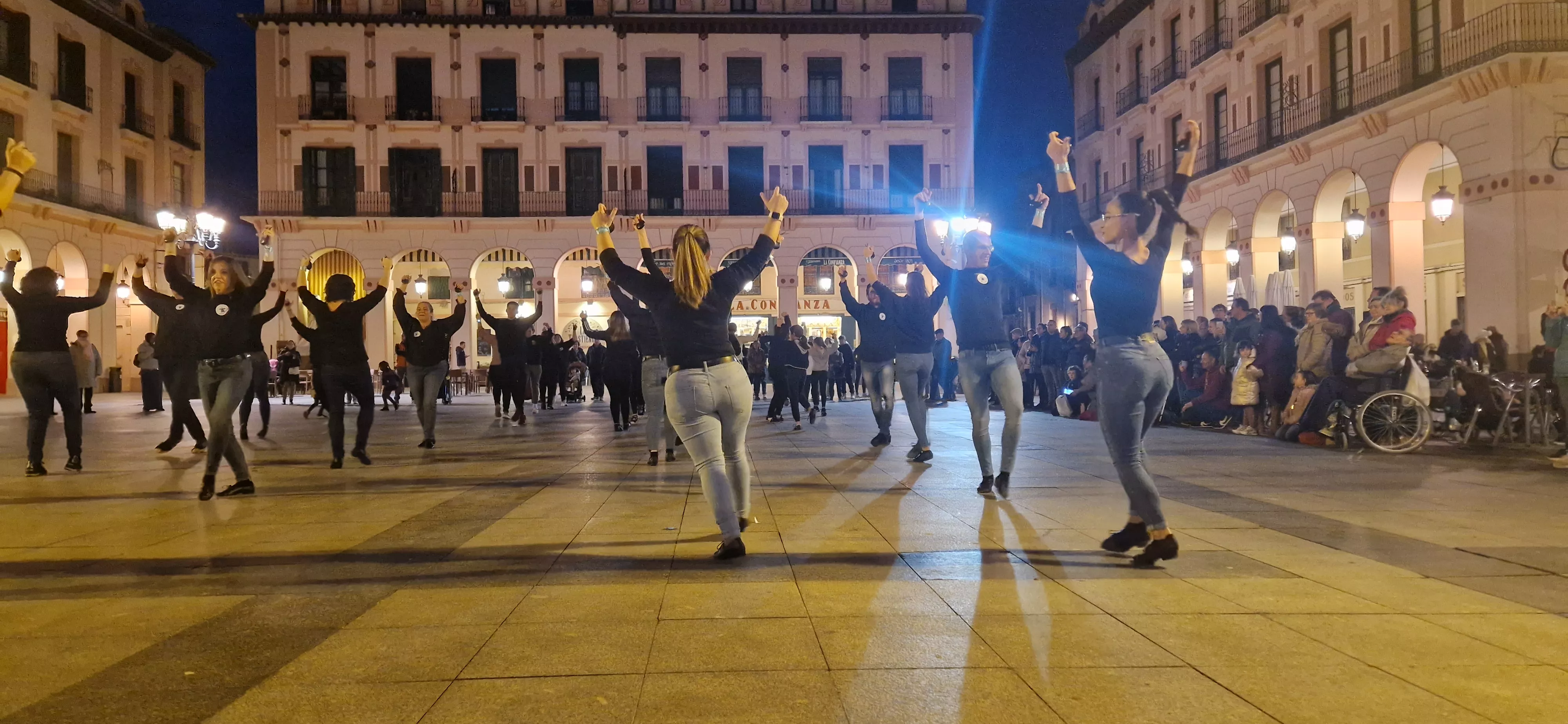 Flashmob jotero de Aspanoa en Huesca por los niños y niñas con cáncer. Foto Myriam Martínez