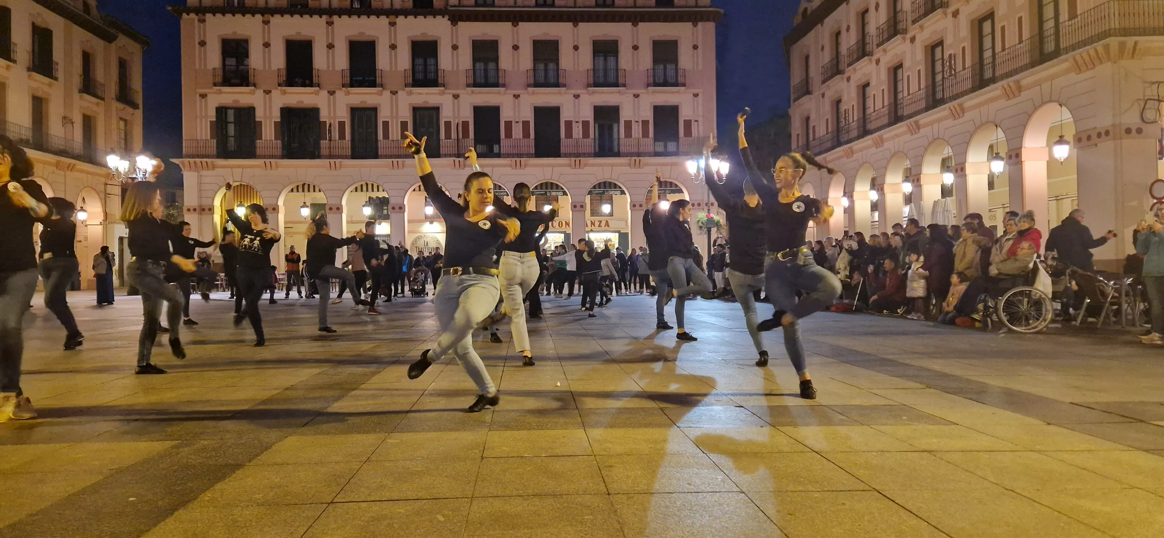 Flashmob jotero de Aspanoa en Huesca por los niños y niñas con cáncer. Foto Myriam Martínez