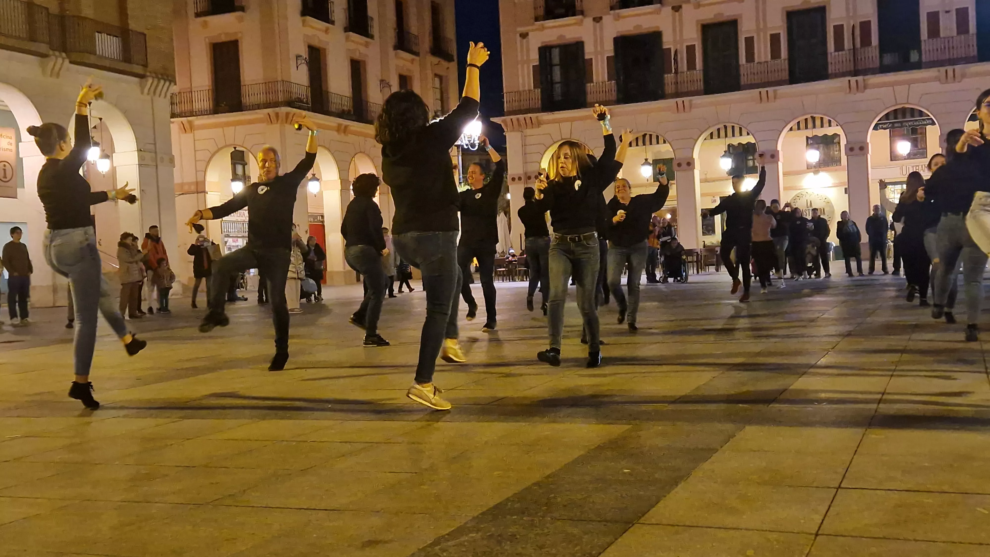 Flashmob jotero de Aspanoa en Huesca por los niños y niñas con cáncer. Foto Myriam Martínez