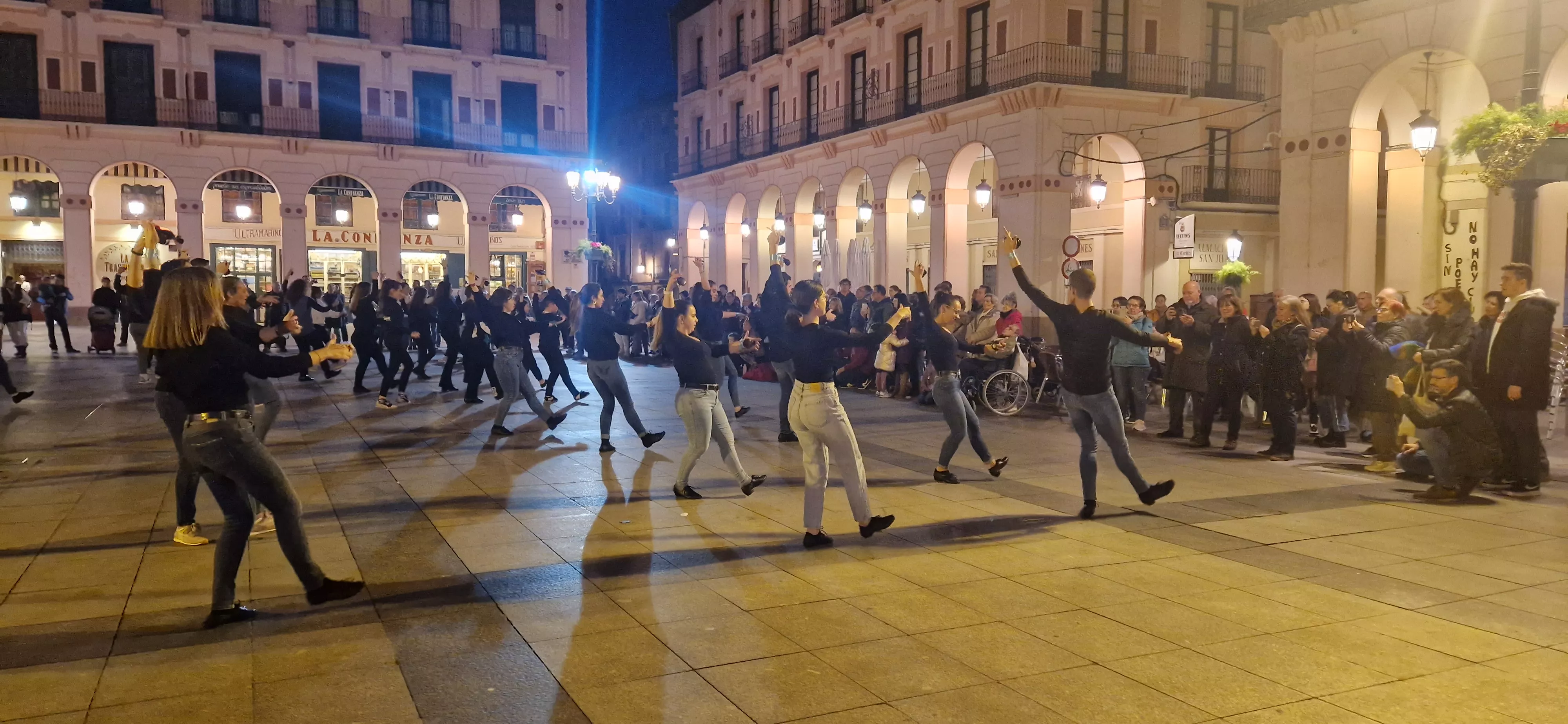 Flashmob jotero de Aspanoa en Huesca por los niños y niñas con cáncer. Foto Myriam Martínez