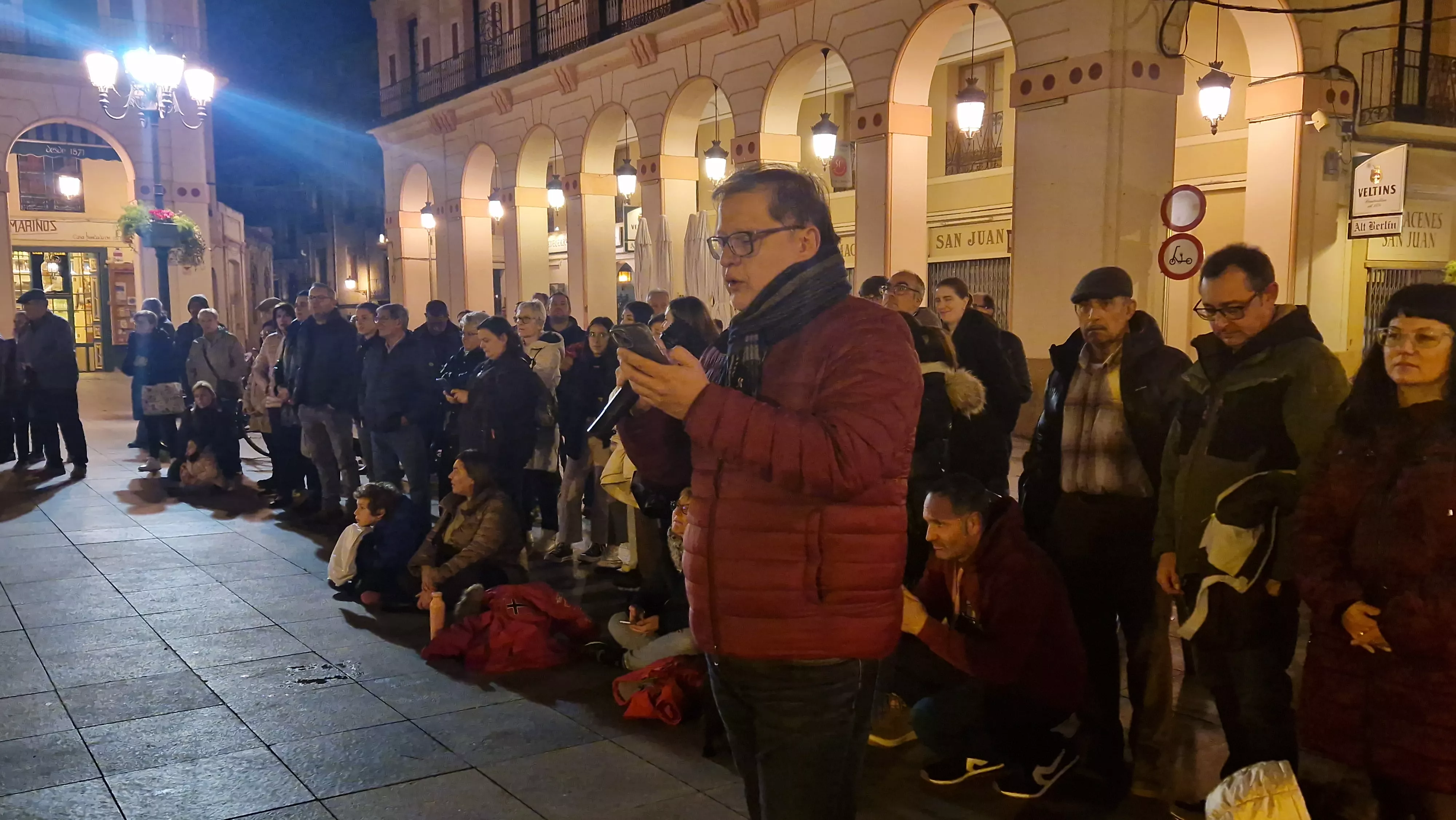 Óscar Torres ha leído el pregón. Flashmob jotero de Aspanoa en Huesca por los niños y niñas con cáncer. Foto Myriam Martínez