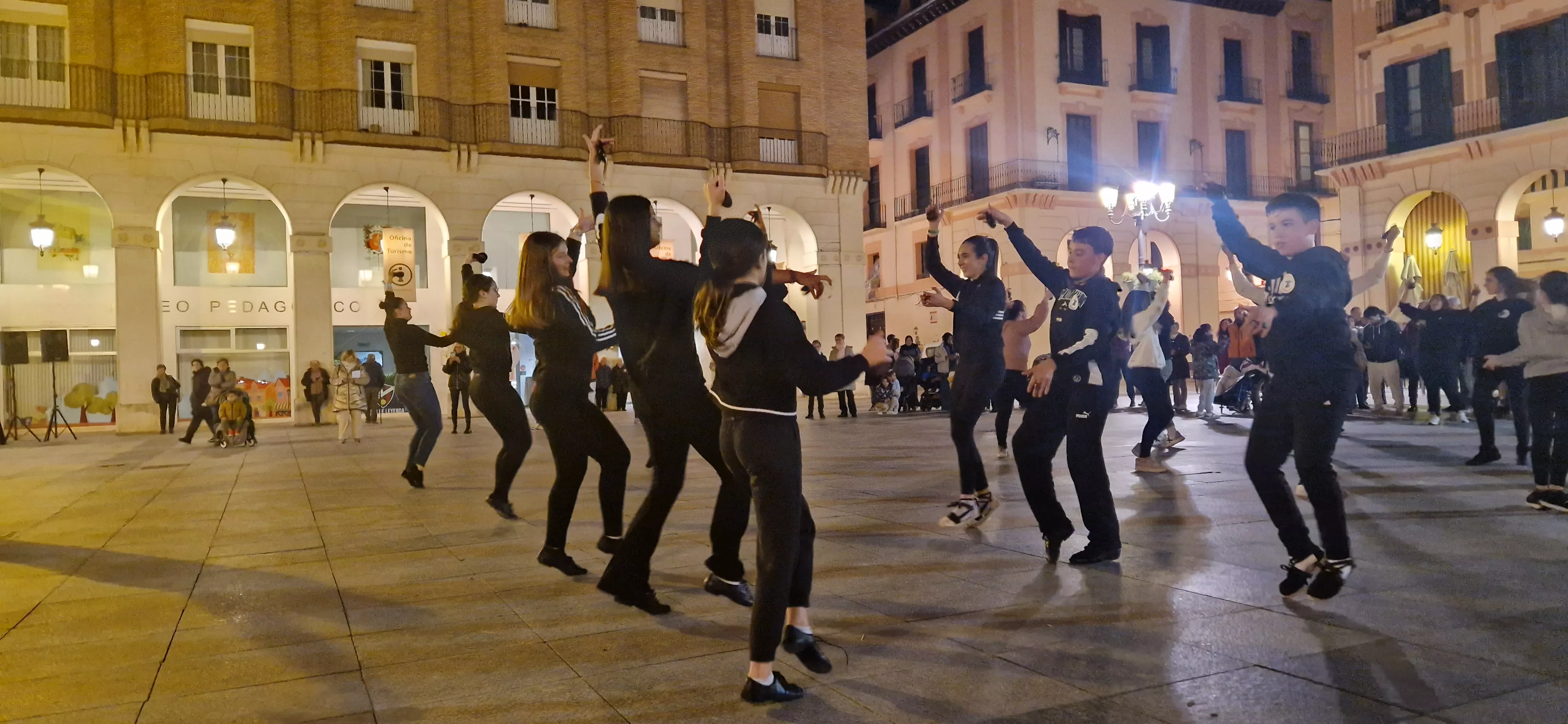 Flashmob jotero de Aspanoa en Huesca por los niños y niñas con cáncer. Foto Myriam Martínez