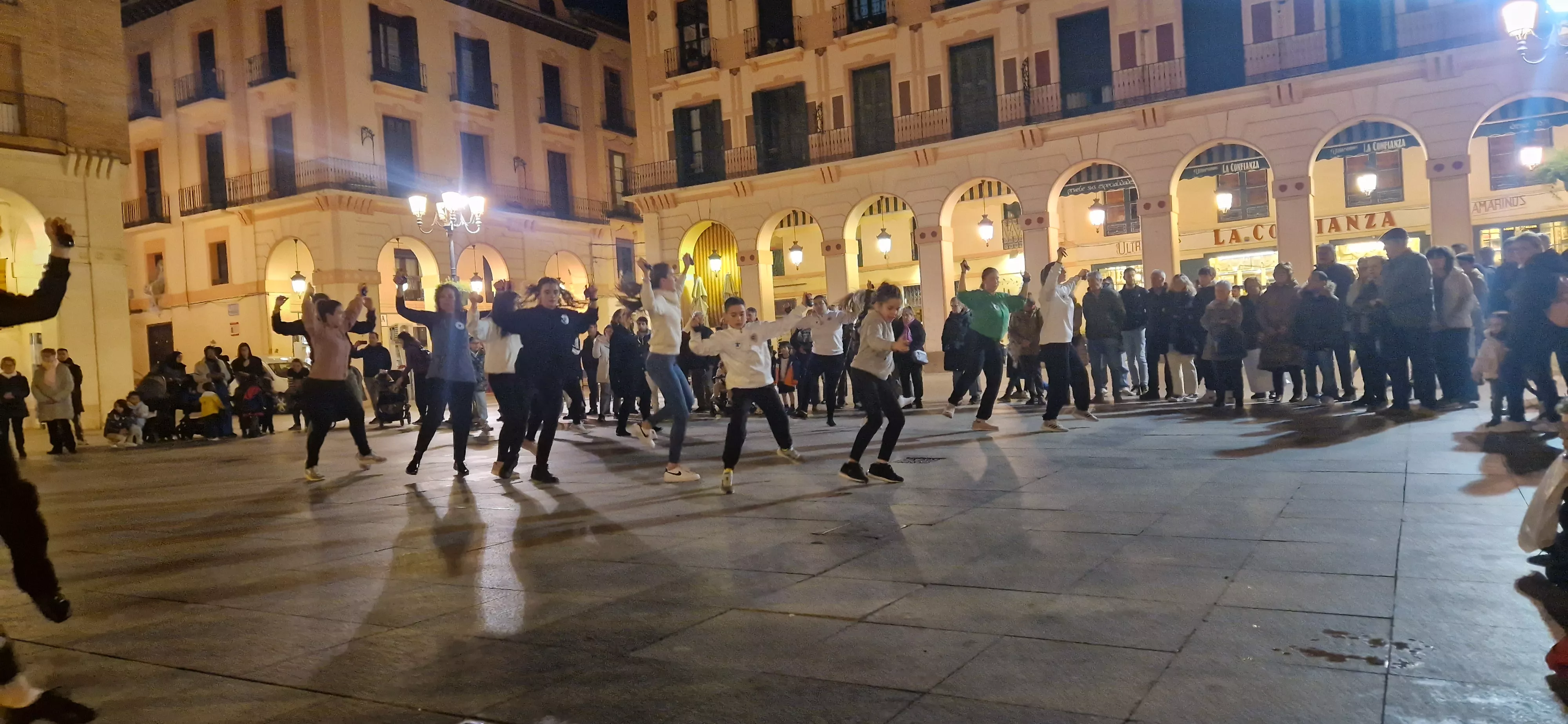 Flashmob jotero de Aspanoa en Huesca por los niños y niñas con cáncer. Foto Myriam Martínez