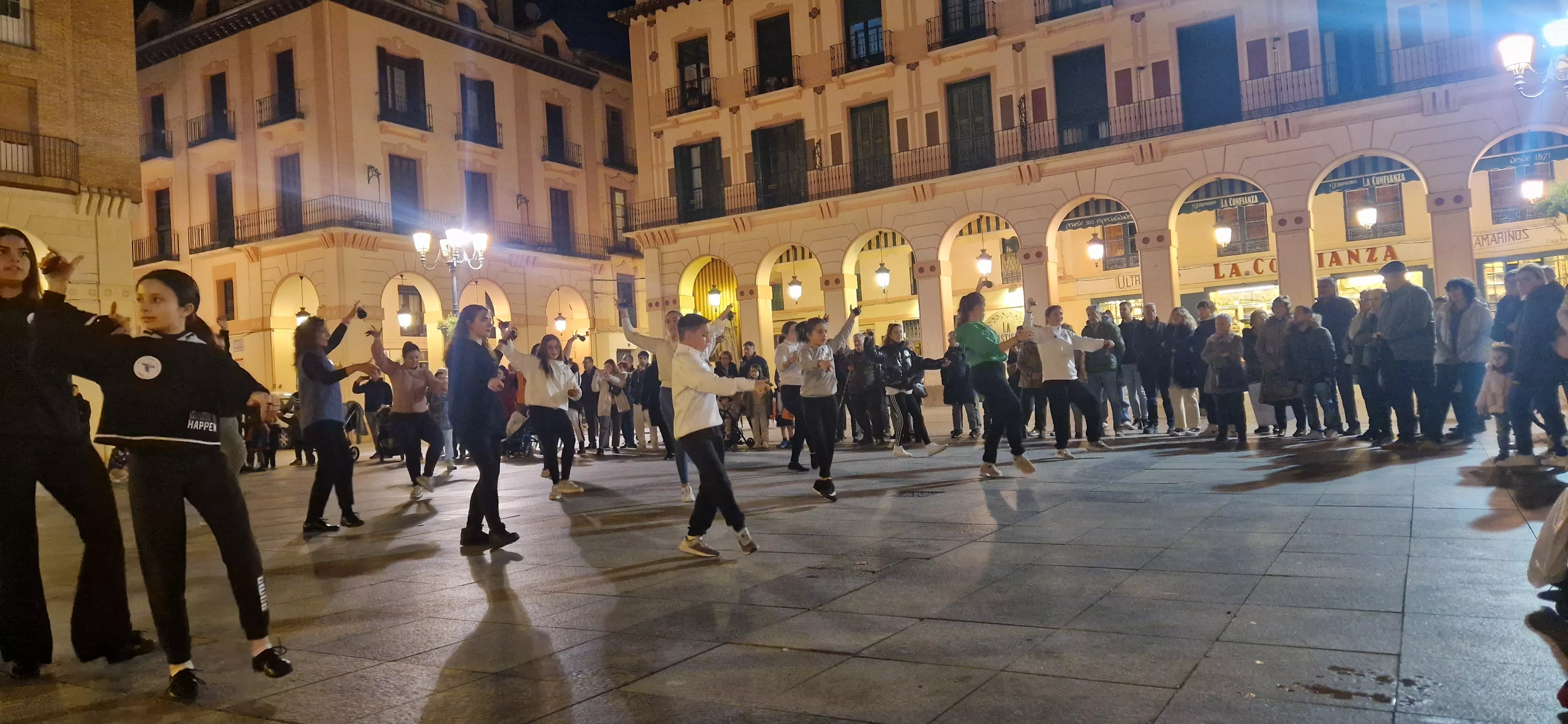 Flashmob jotero de Aspanoa en Huesca por los niños y niñas con cáncer. Foto Myriam Martínez